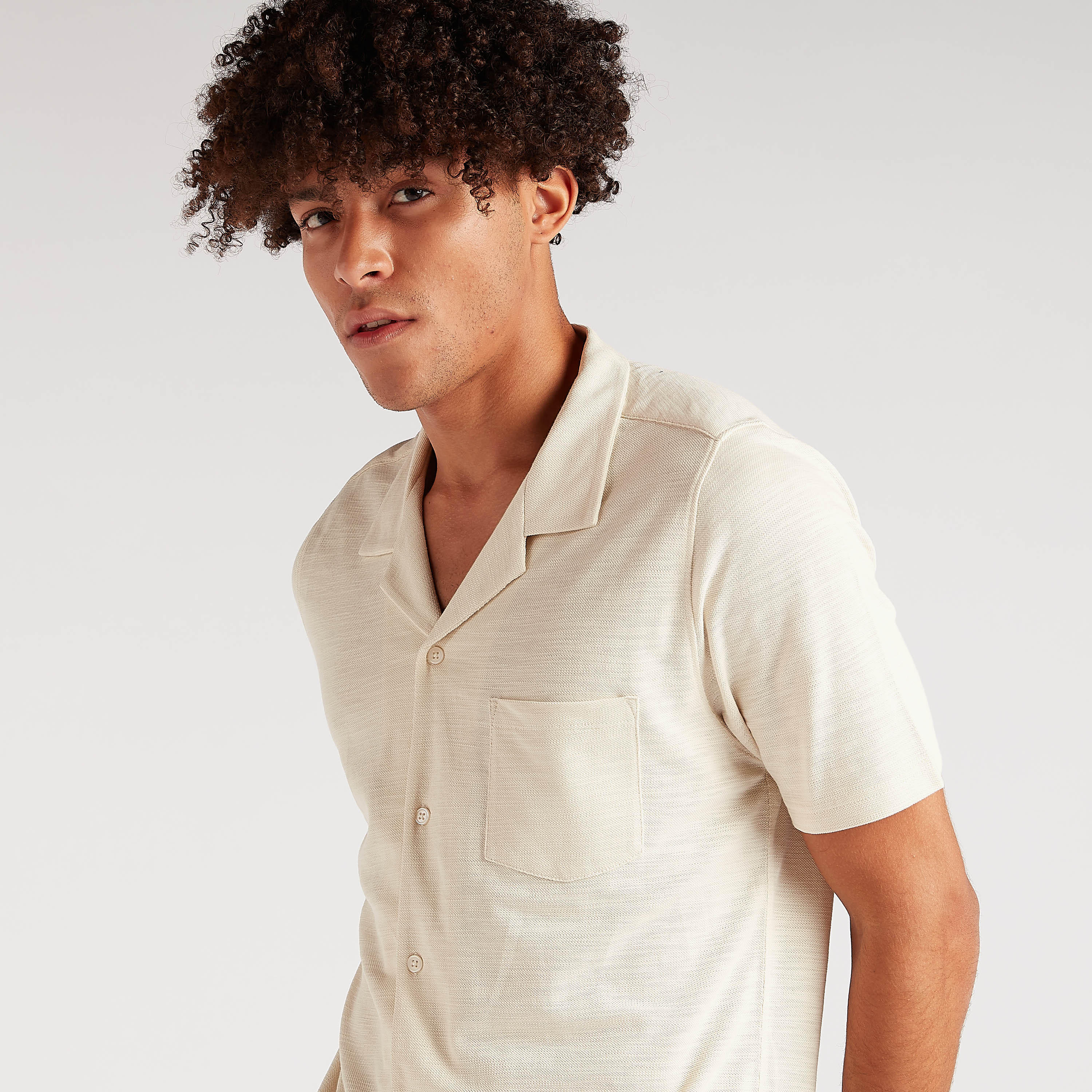 قميص بارز الملمس بأكمام قصيرة وجيب على الصّدر-men-clothing-shirts-image-4