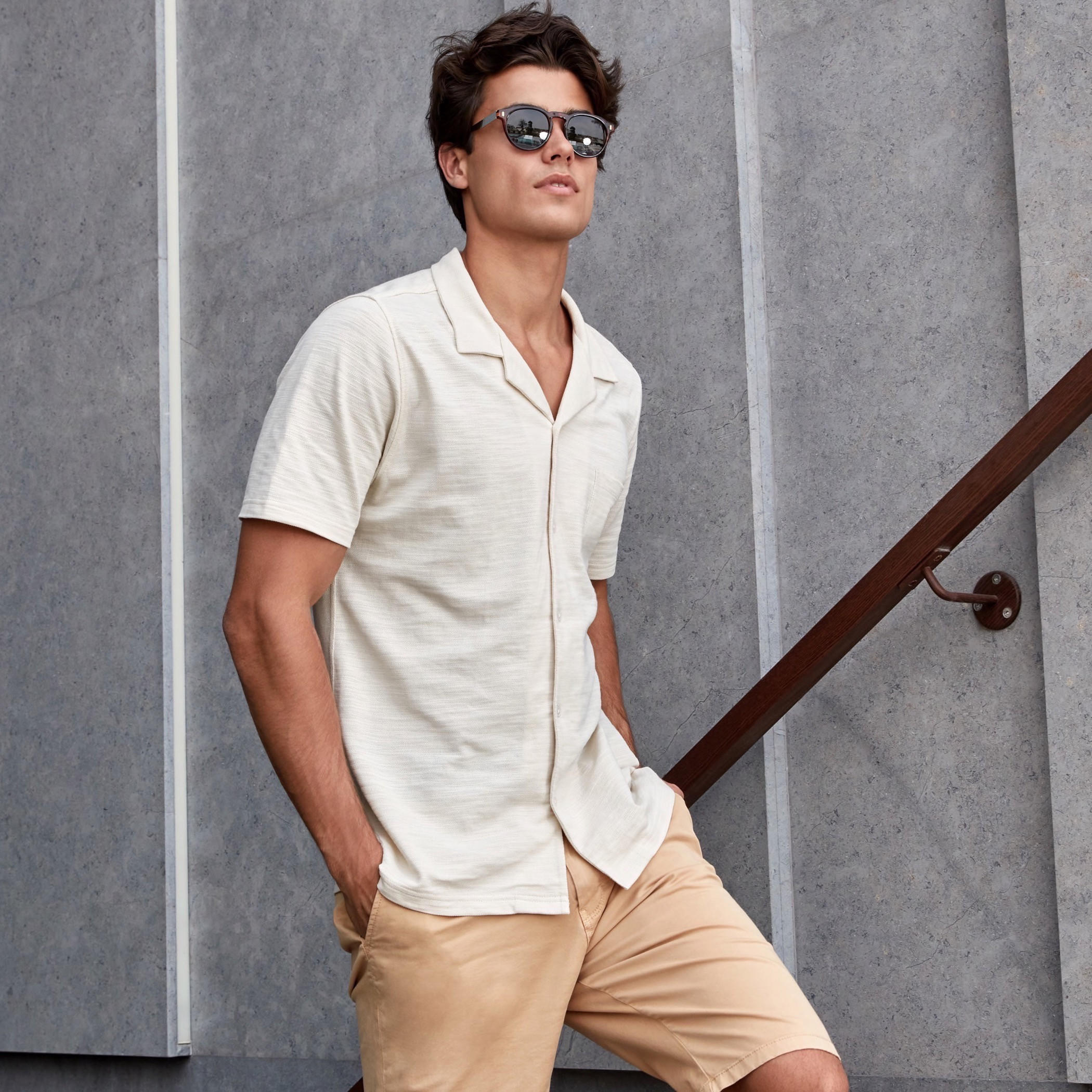 قميص بارز الملمس بأكمام قصيرة وجيب على الصّدر-men-clothing-shirts-image-1