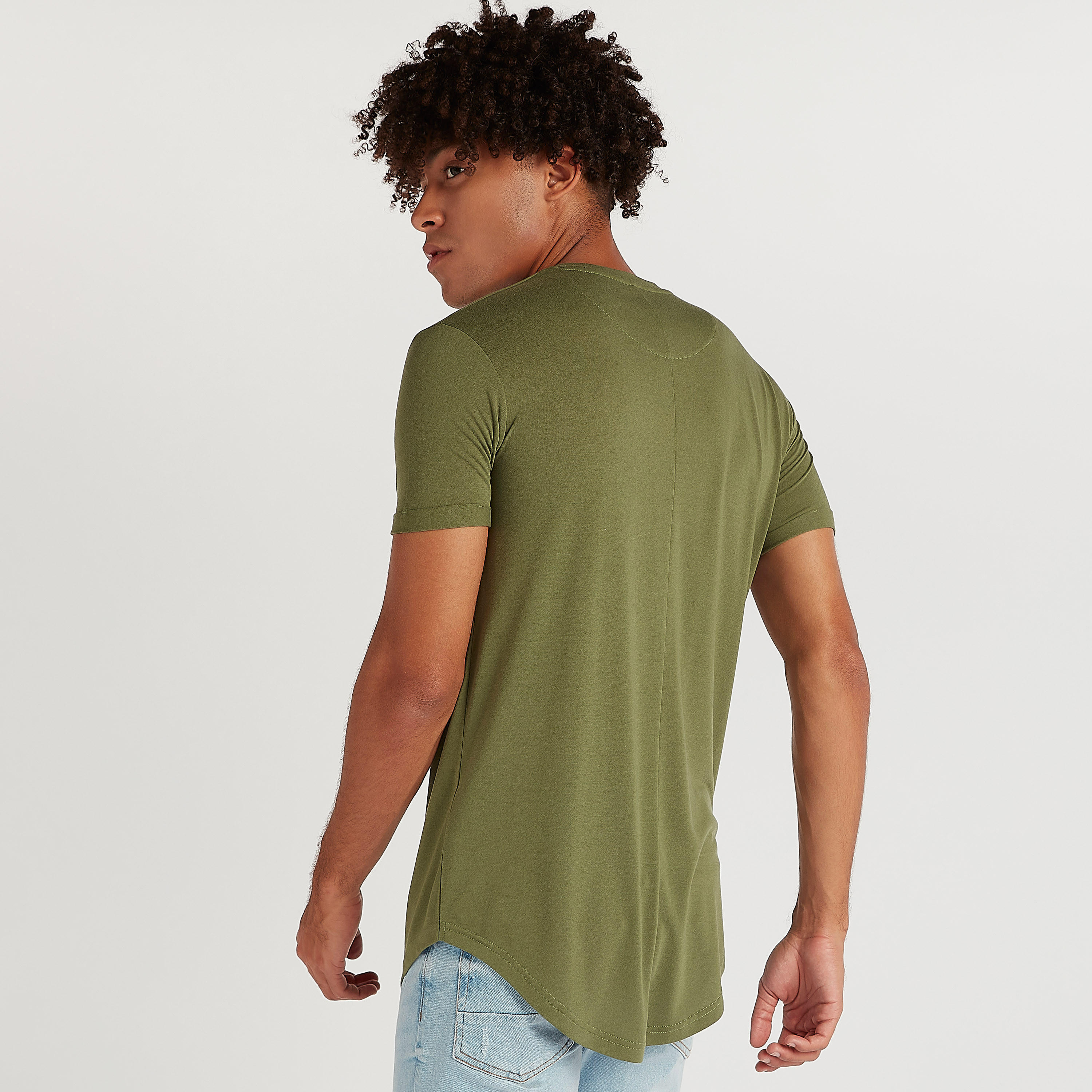 تيشيرت طويل سادة بياقة ضيقة وأكمام قصيرة-men-clothing-tshirtsandpolos-tshirts-image-4