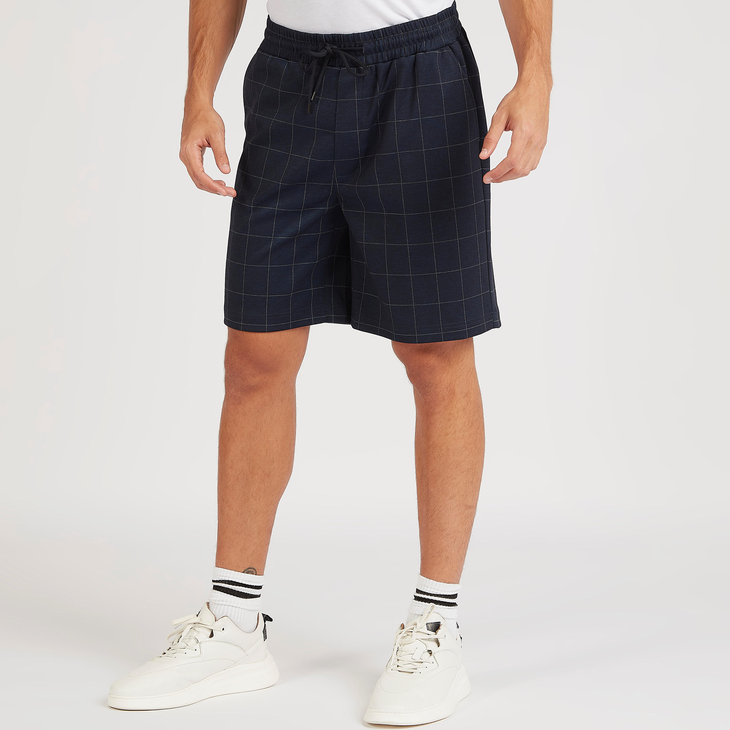 شورت كاروهات بخصر متوسط الارتفاع ورباط إغلاق وجيوب-men-clothing-bottoms-shorts-image-4