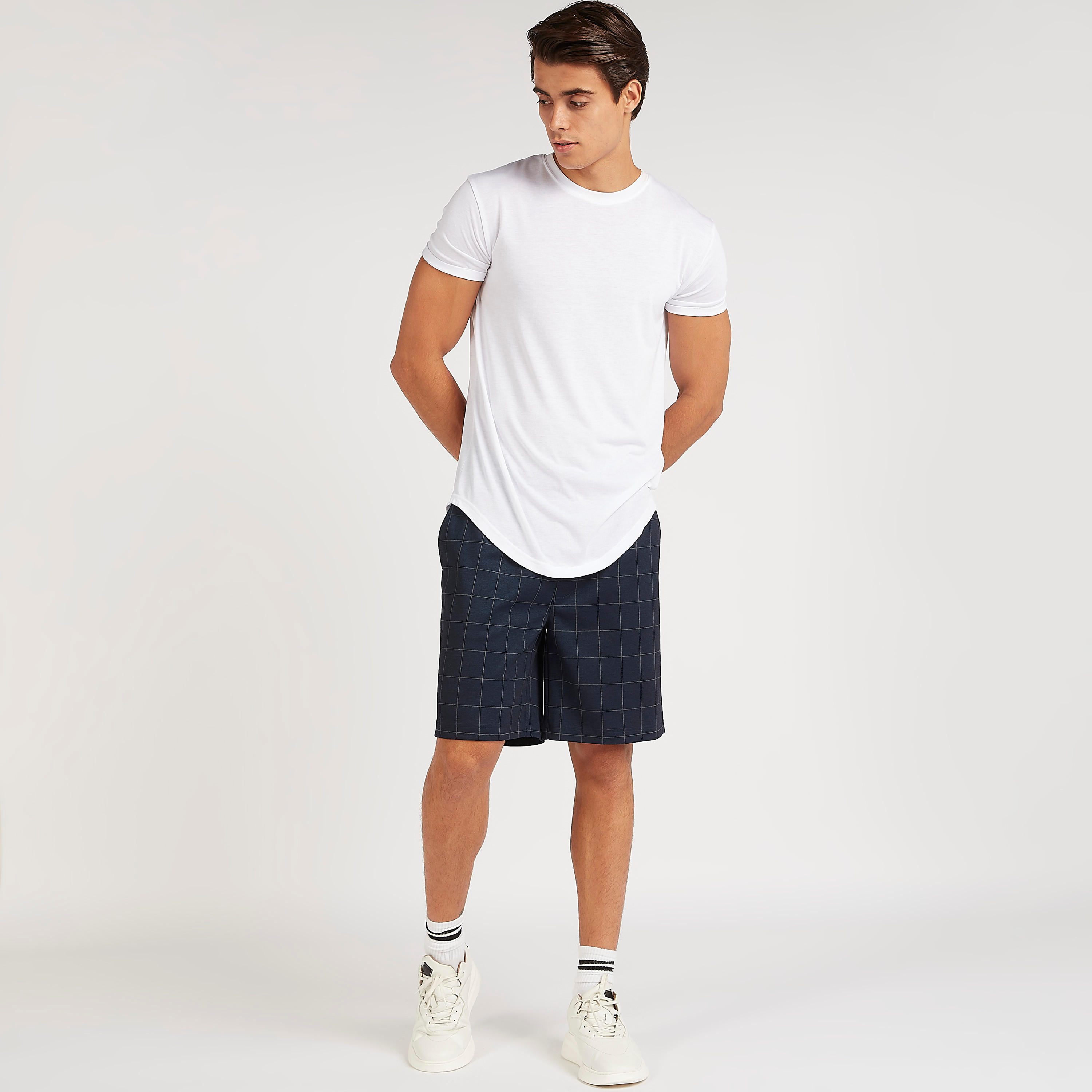 شورت كاروهات بخصر متوسط الارتفاع ورباط إغلاق وجيوب-men-clothing-bottoms-shorts-image-3