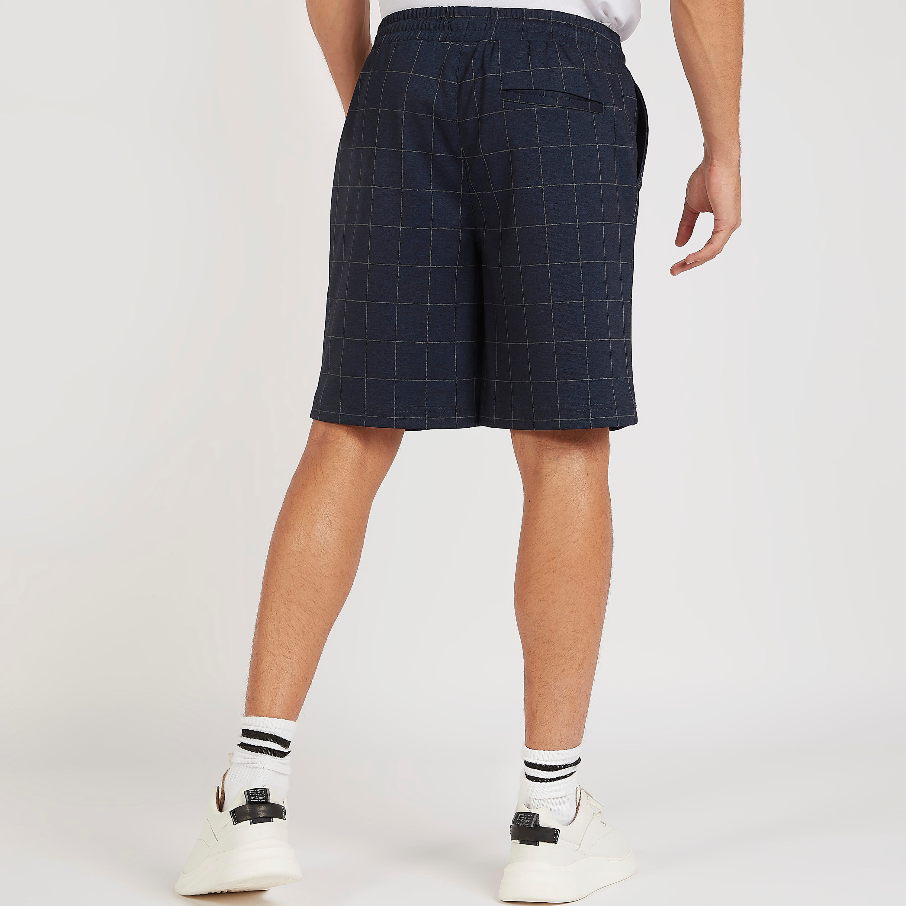 شورت كاروهات بخصر متوسط الارتفاع ورباط إغلاق وجيوب-men-clothing-bottoms-shorts-image-1
