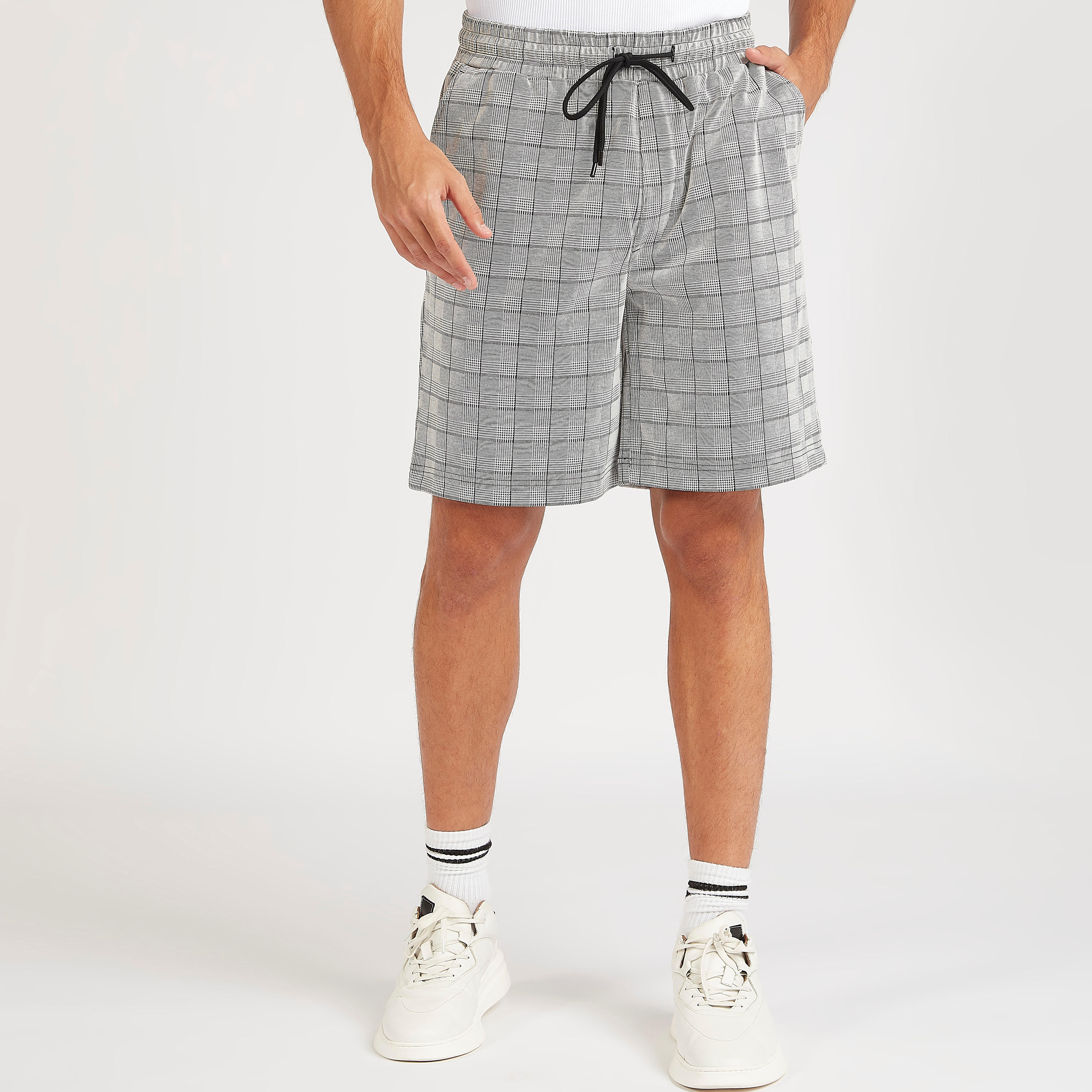 شورت كاروهات بخصر متوسط الارتفاع ورباط إغلاق وجيوب-men-clothing-bottoms-shorts-image-4