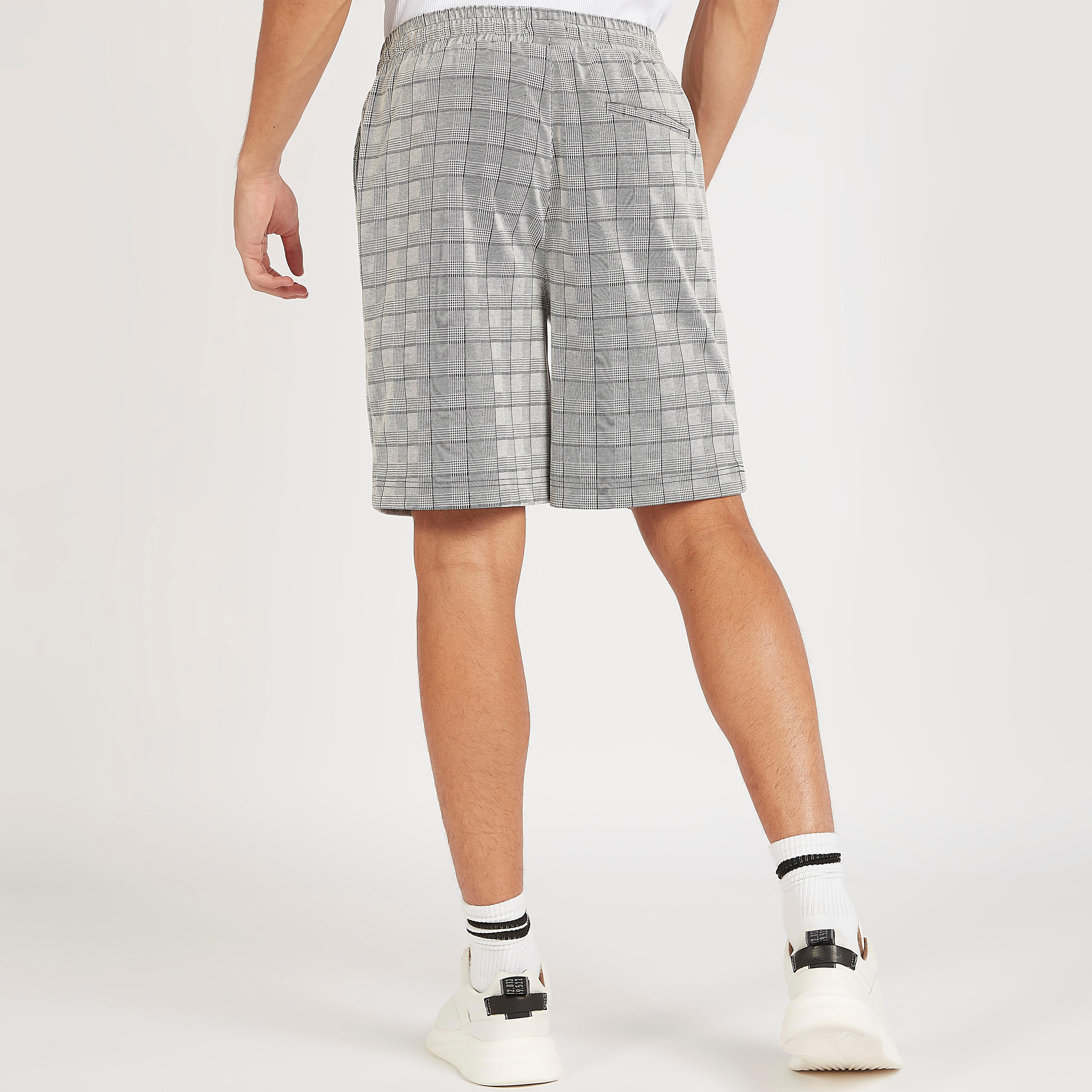 شورت كاروهات بخصر متوسط الارتفاع ورباط إغلاق وجيوب-men-clothing-bottoms-shorts-image-1