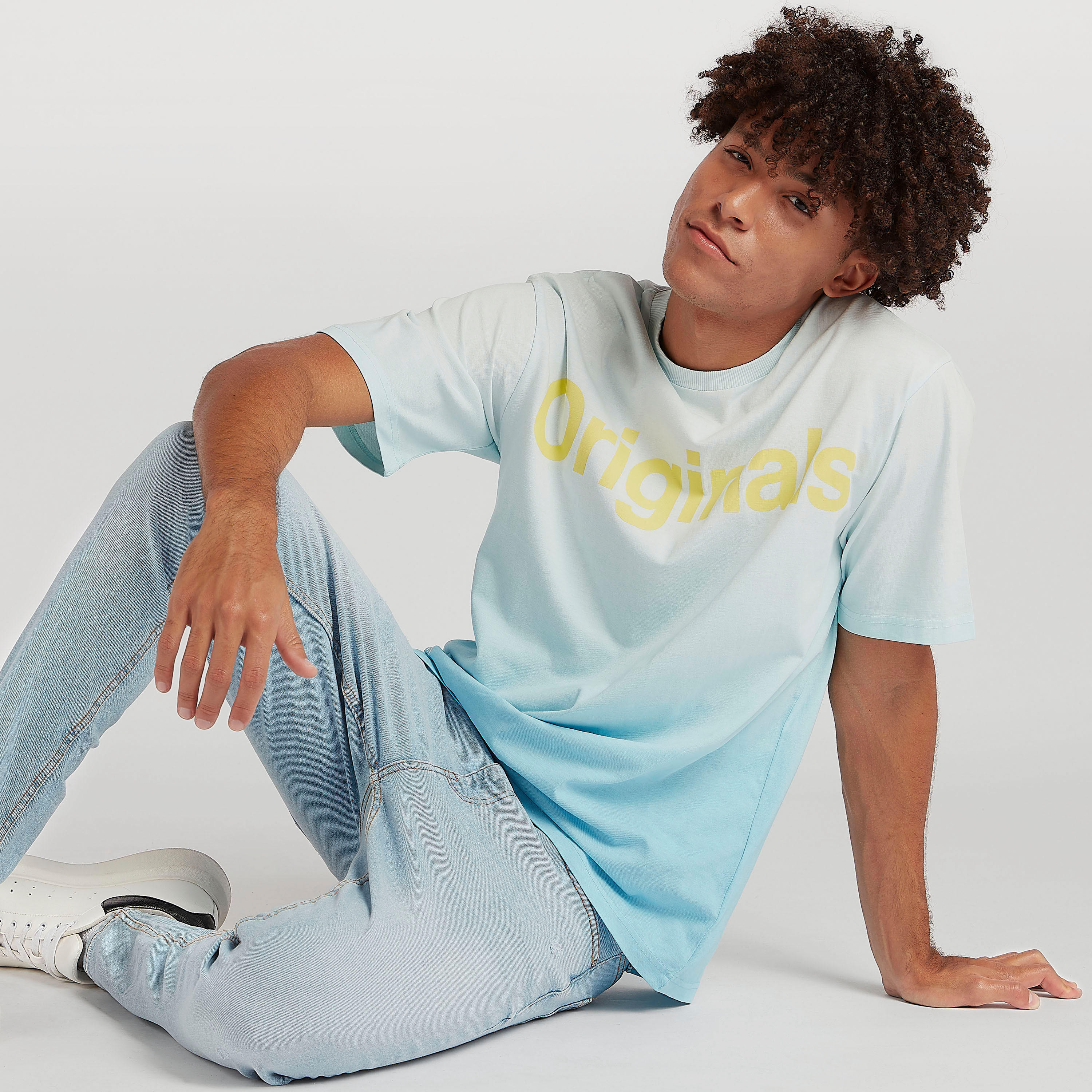 تيشيرت بياقة ضيّقة وأكمام قصيرة وطبعات-men-clothing-tshirtsandpolos-tshirts-image-4