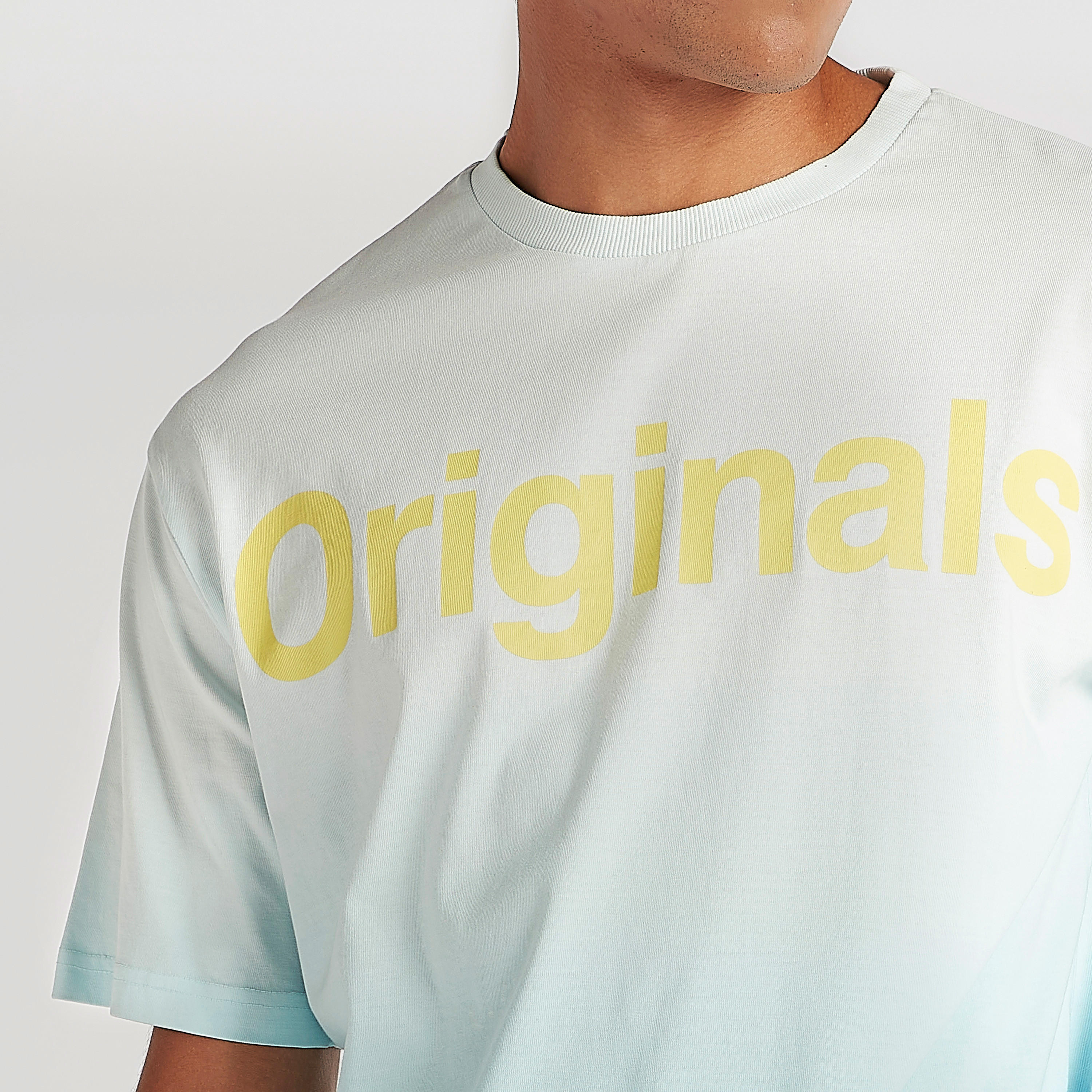 تيشيرت بياقة ضيّقة وأكمام قصيرة وطبعات-men-clothing-tshirtsandpolos-tshirts-image-3