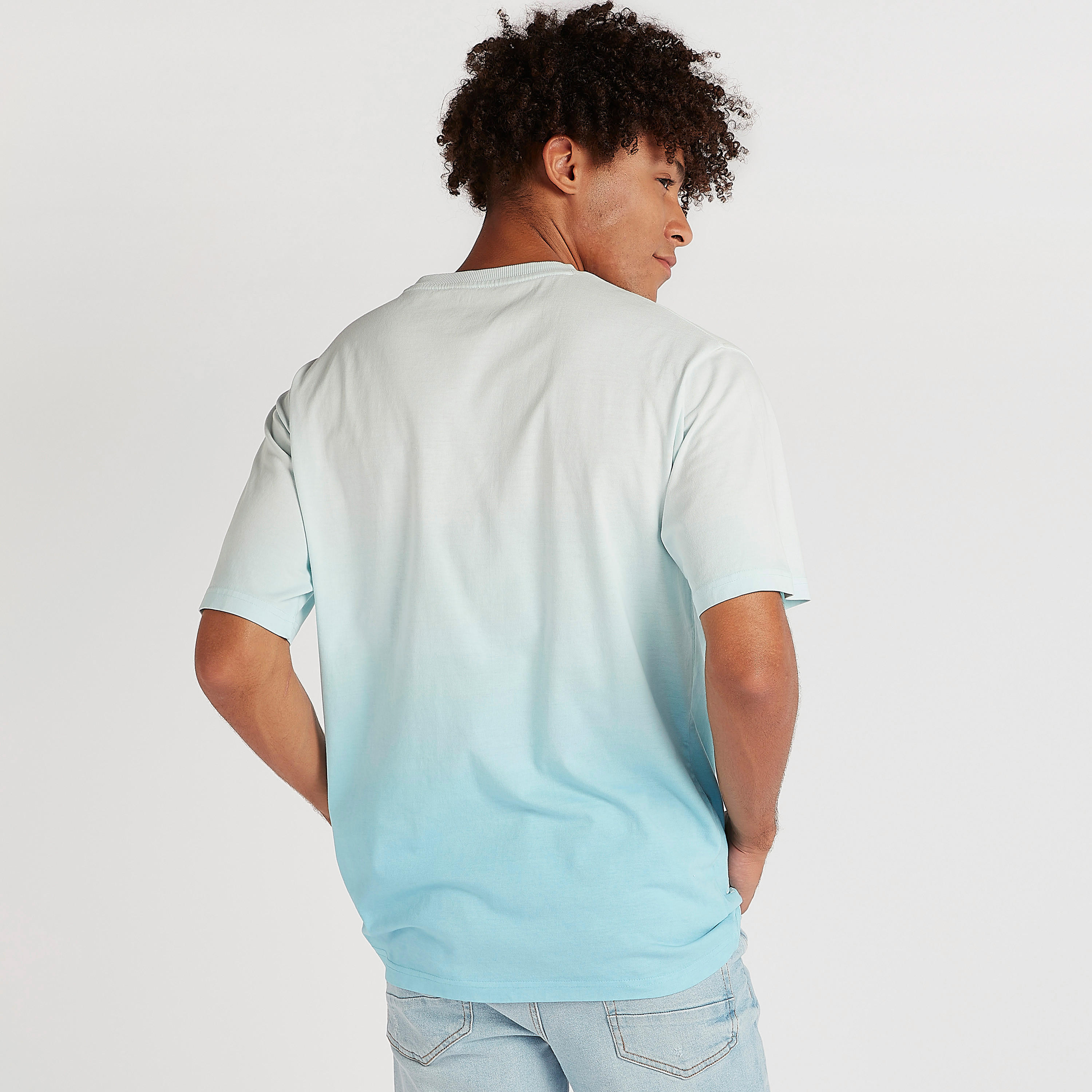 تيشيرت بياقة ضيّقة وأكمام قصيرة وطبعات-men-clothing-tshirtsandpolos-tshirts-image-2