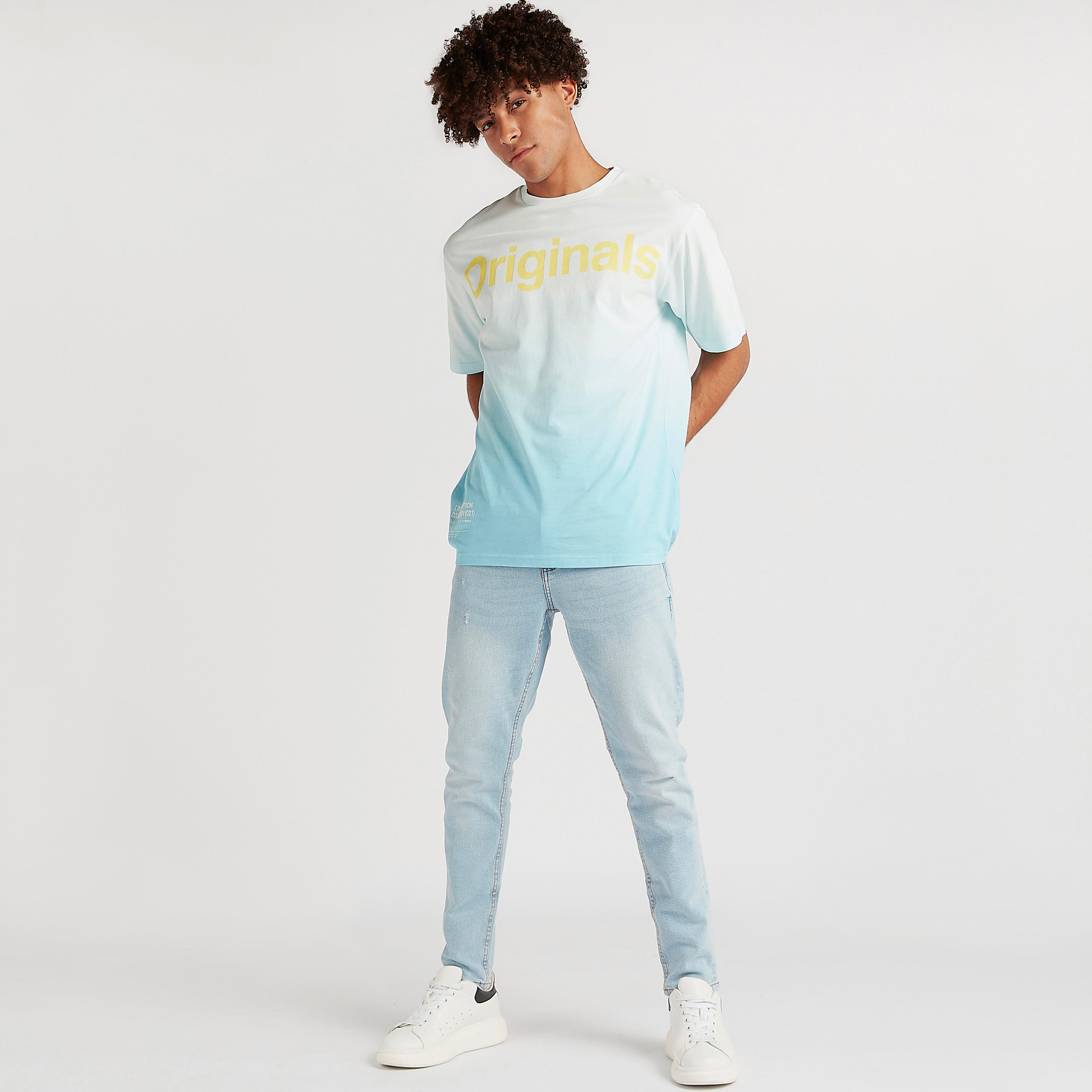 تيشيرت بياقة ضيّقة وأكمام قصيرة وطبعات-men-clothing-tshirtsandpolos-tshirts-image-1