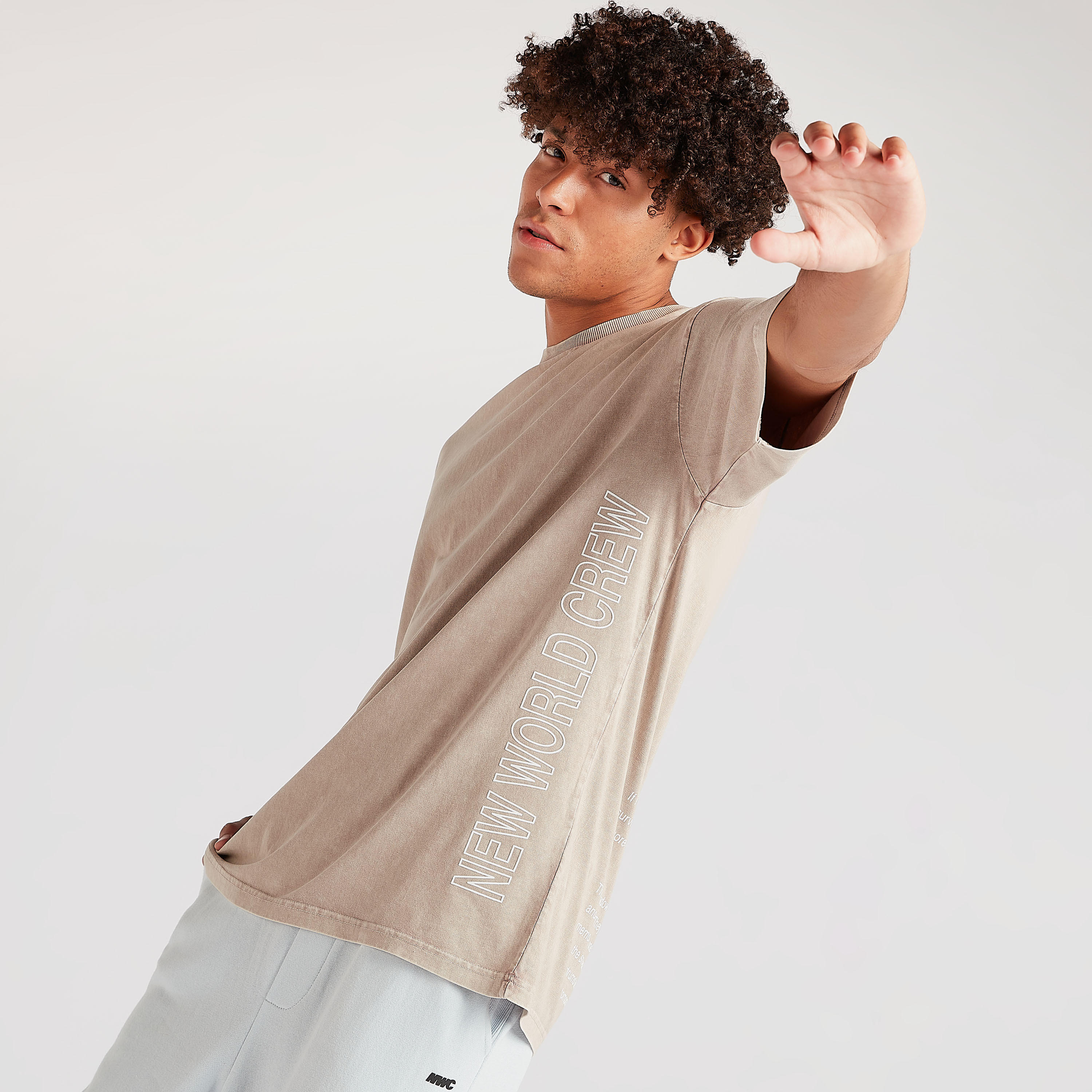 تيشيرت بياقة ضيقة وأكمام قصيرة وطبعات-men-clothing-tshirtsandpolos-tshirts-image-1
