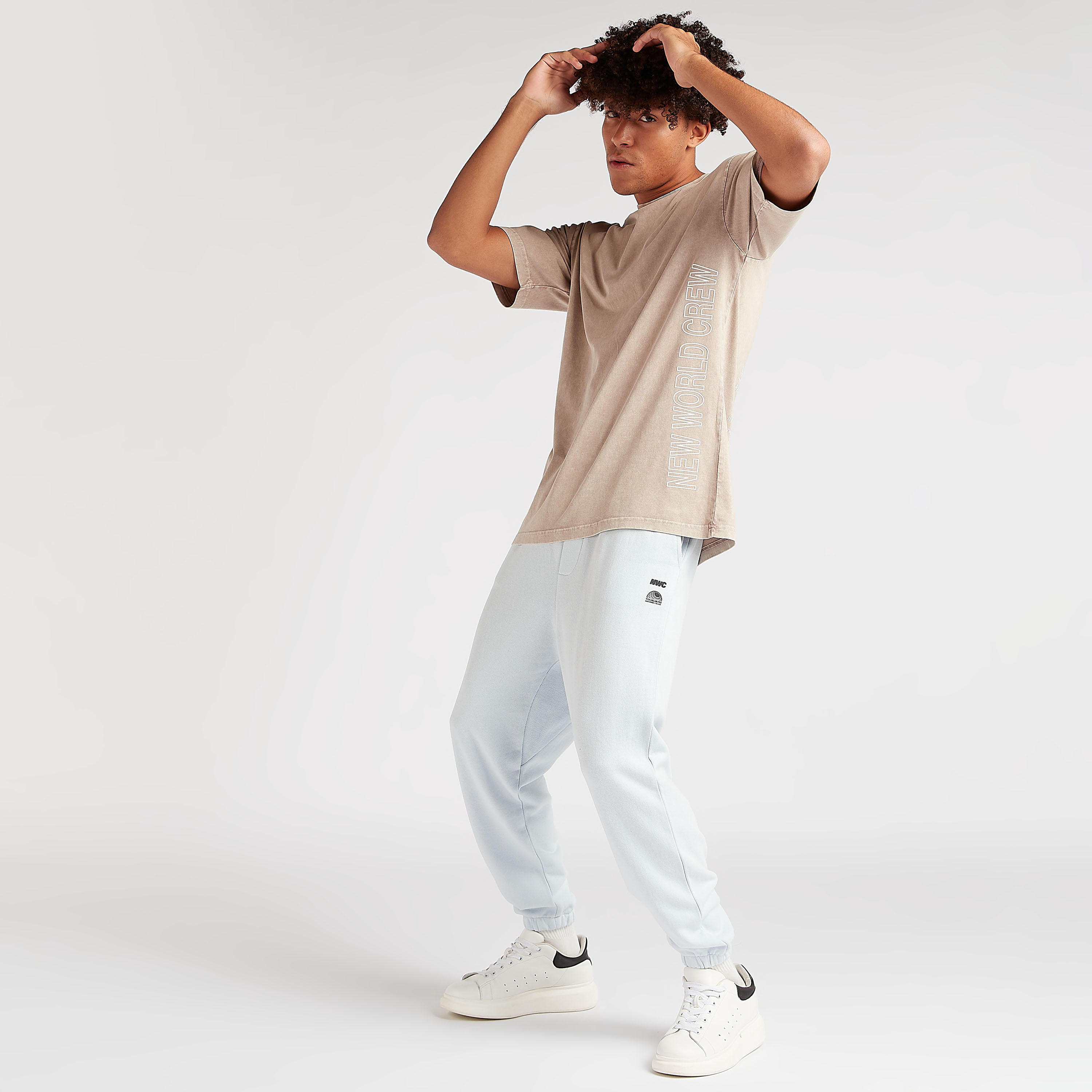 تيشيرت بياقة ضيقة وأكمام قصيرة وطبعات-men-clothing-tshirtsandpolos-tshirts-image-2