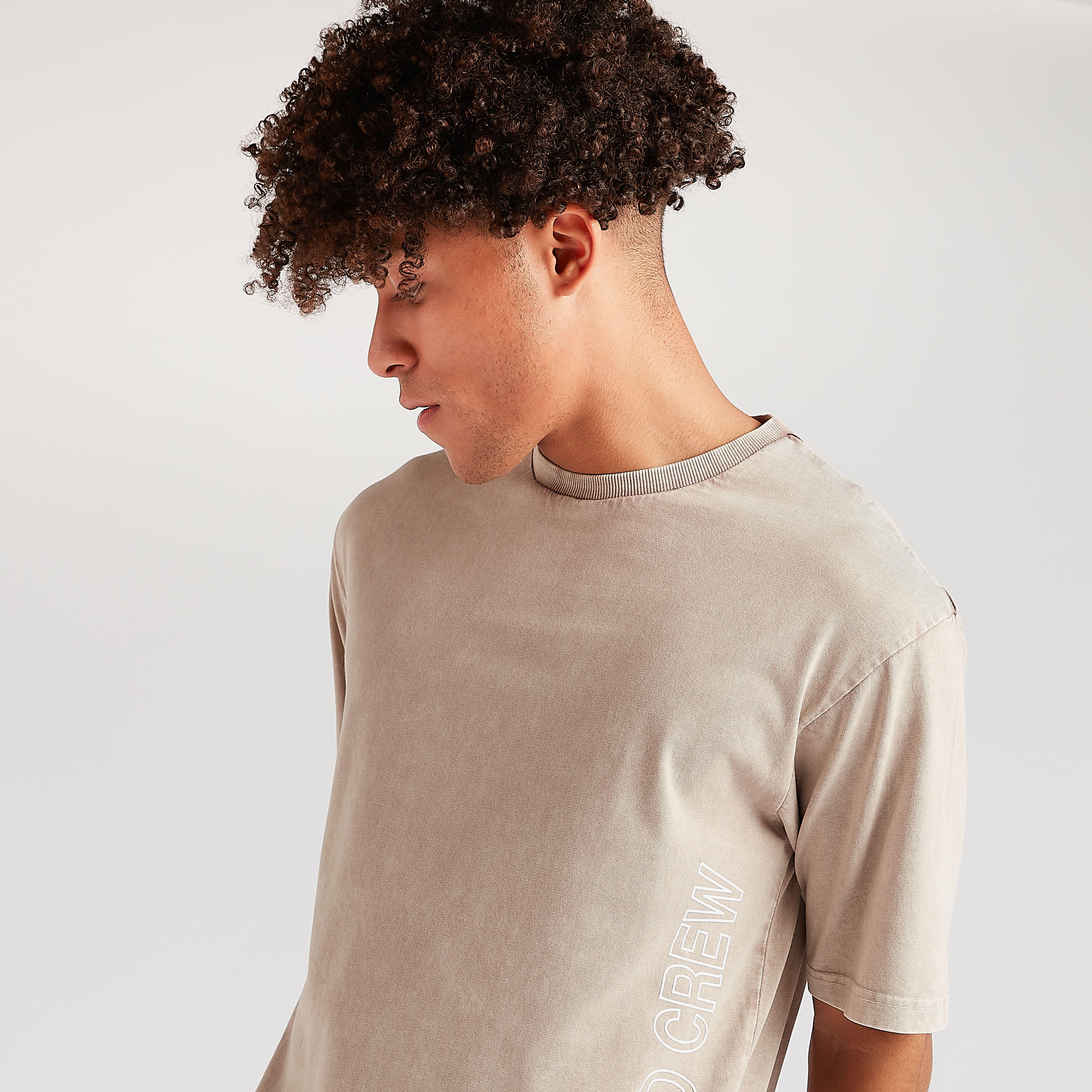 تيشيرت بياقة ضيقة وأكمام قصيرة وطبعات-men-clothing-tshirtsandpolos-tshirts-image-3