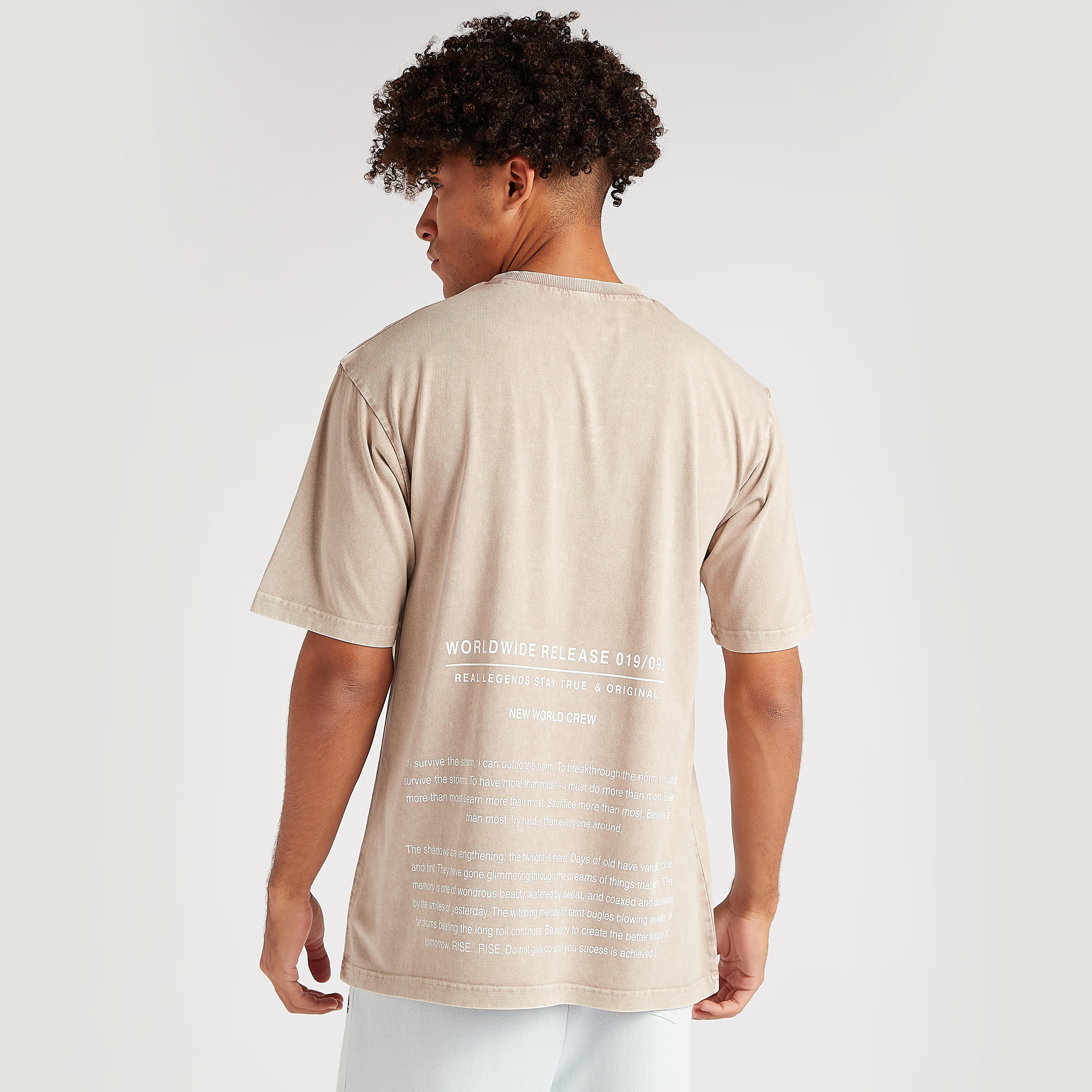تيشيرت بياقة ضيقة وأكمام قصيرة وطبعات-men-clothing-tshirtsandpolos-tshirts-image-4