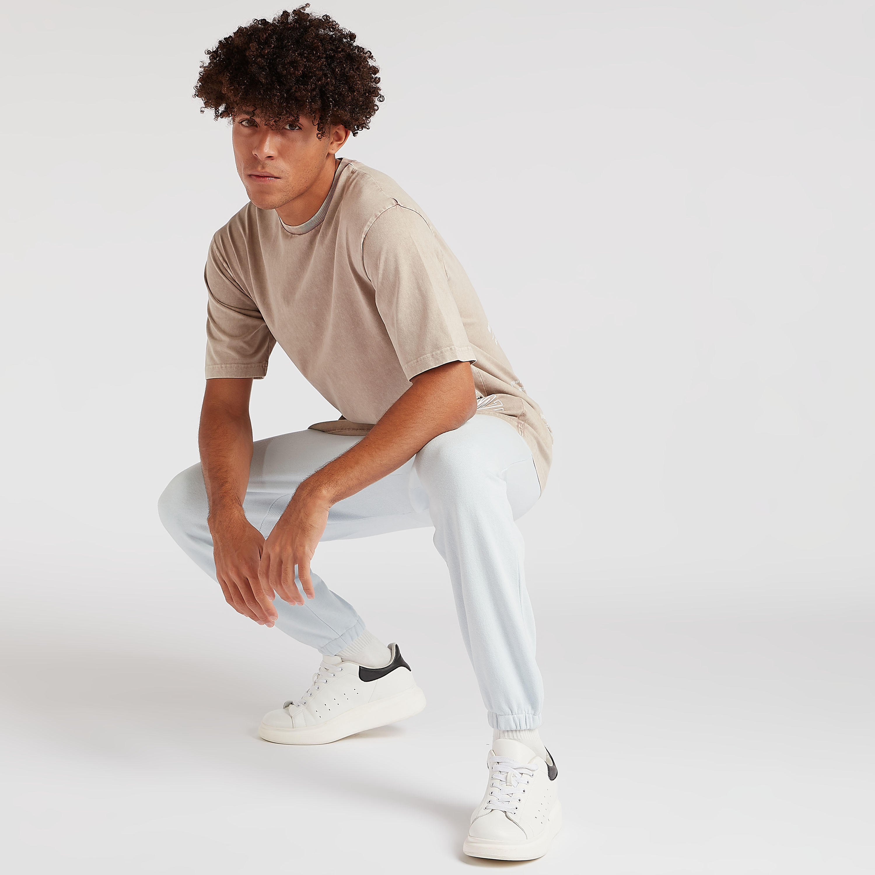 تيشيرت بياقة ضيقة وأكمام قصيرة وطبعات-men-clothing-tshirtsandpolos-tshirts-image-5
