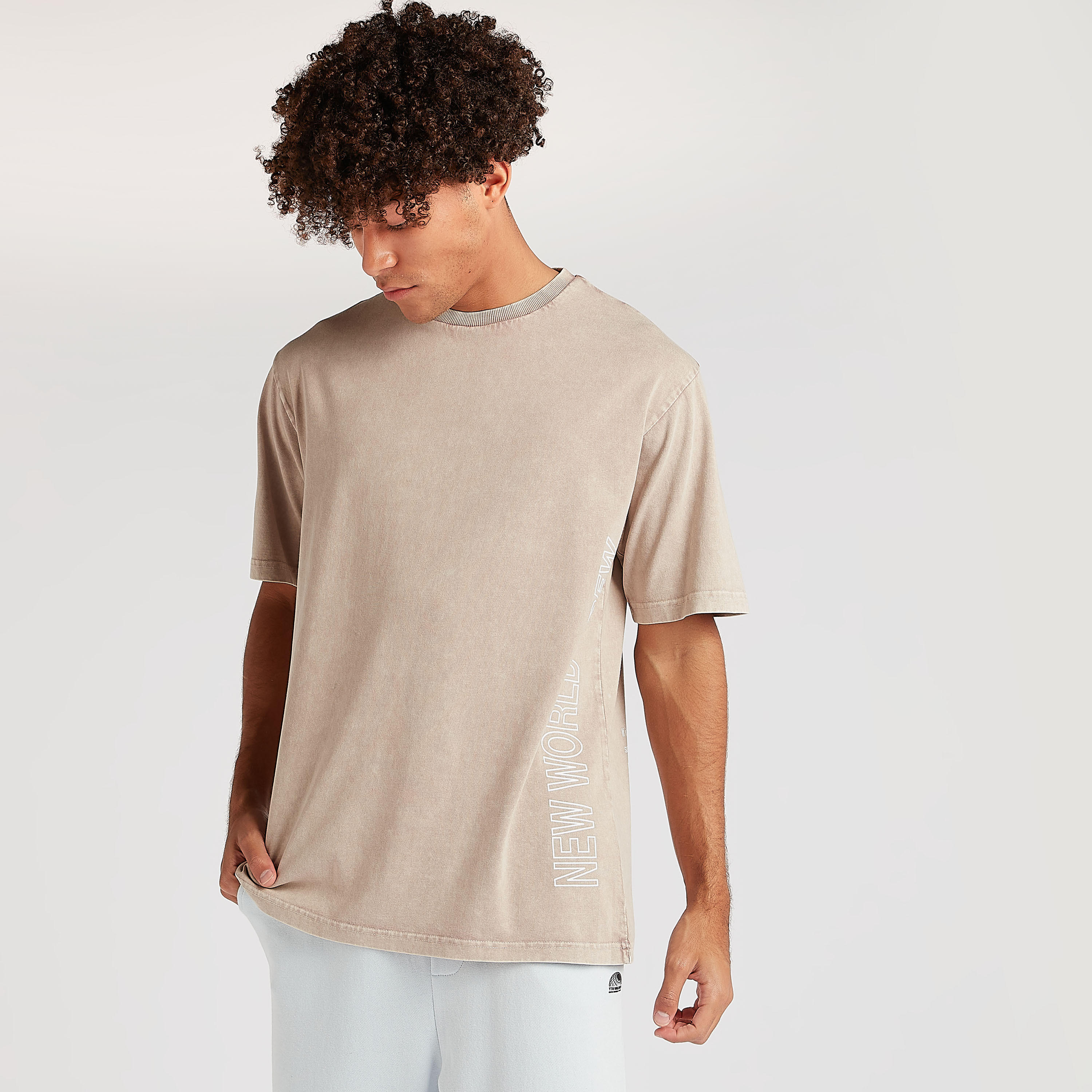 تيشيرت بياقة ضيقة وأكمام قصيرة وطبعات-men-clothing-tshirtsandpolos-tshirts-image-6
