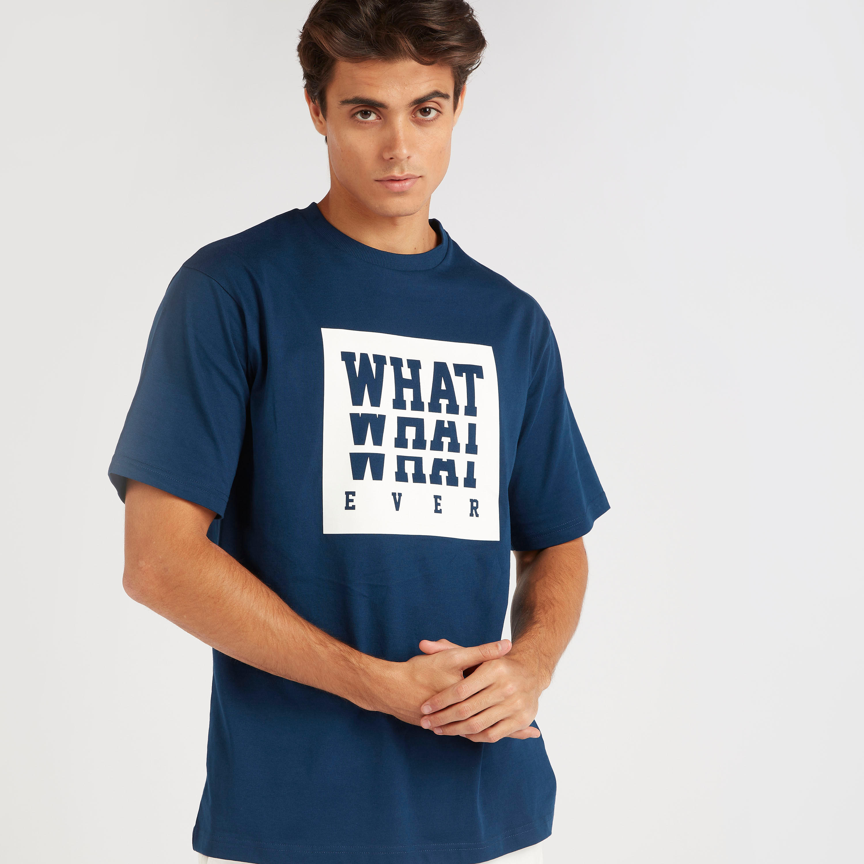 تيشيرت بوكسي مقلّم بياقة ضيّقة وأكمام قصيرة وطبعات-men-clothing-tshirtsandpolos-tshirts-image-1
