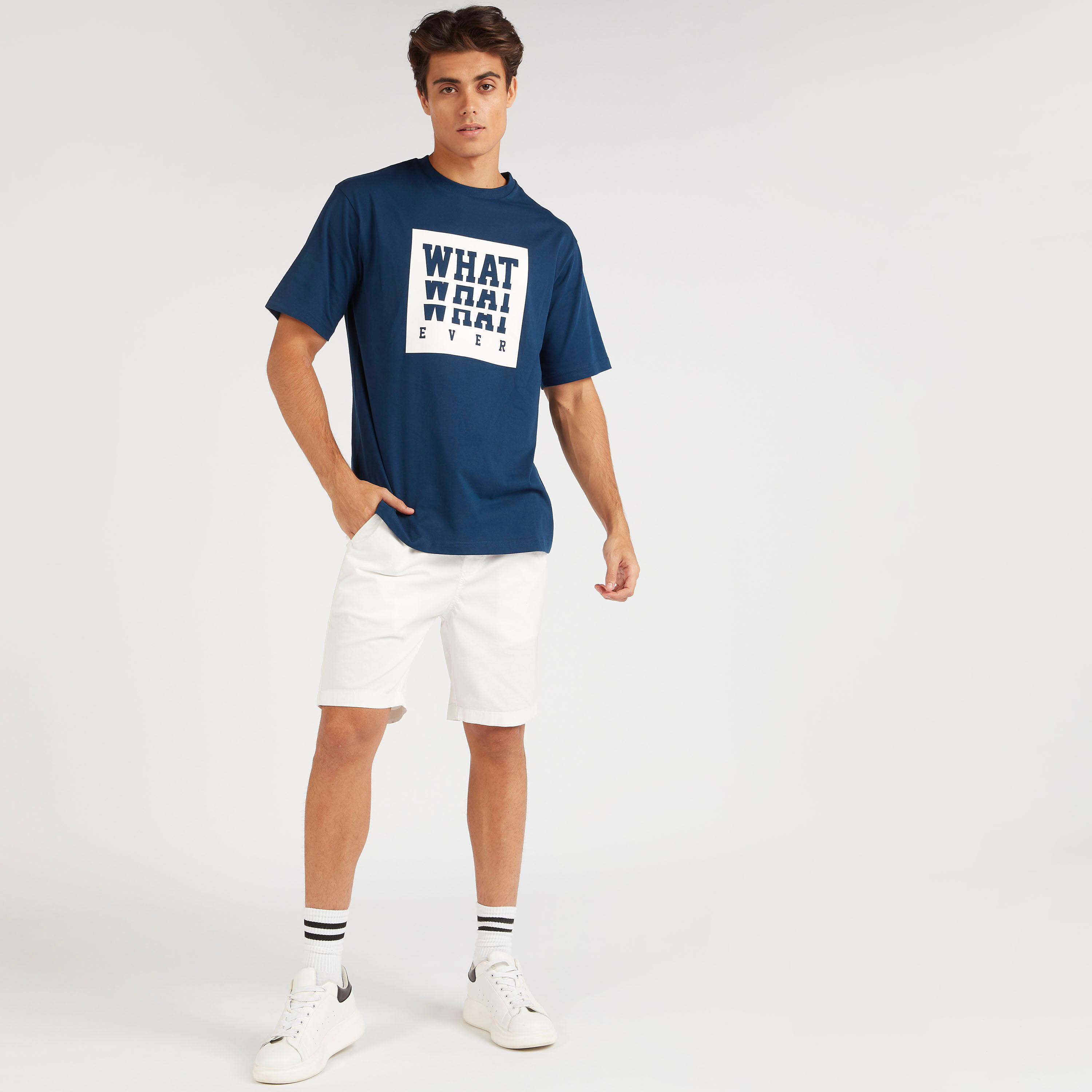 تيشيرت بوكسي مقلّم بياقة ضيّقة وأكمام قصيرة وطبعات-men-clothing-tshirtsandpolos-tshirts-image-2