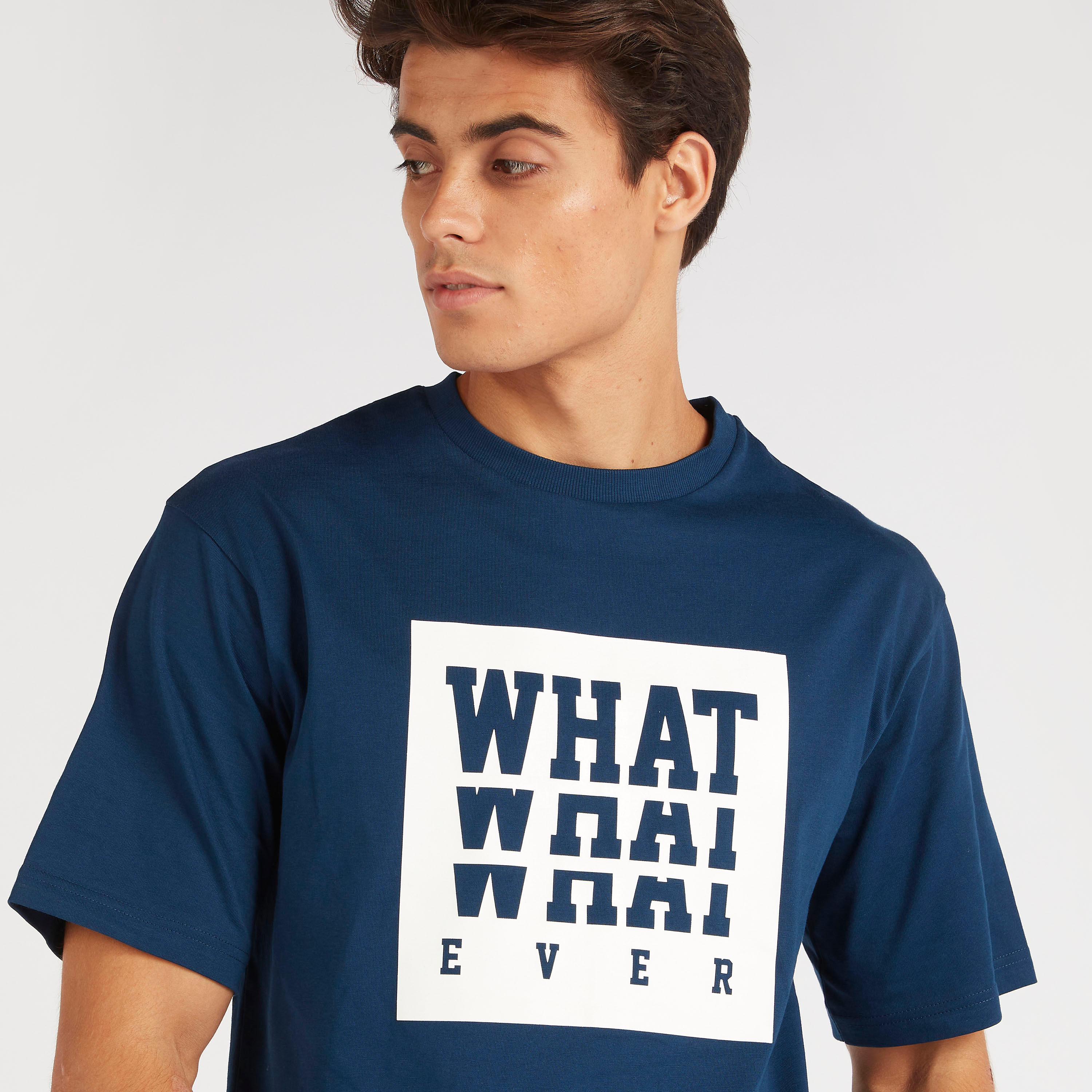 تيشيرت بوكسي مقلّم بياقة ضيّقة وأكمام قصيرة وطبعات-men-clothing-tshirtsandpolos-tshirts-image-3