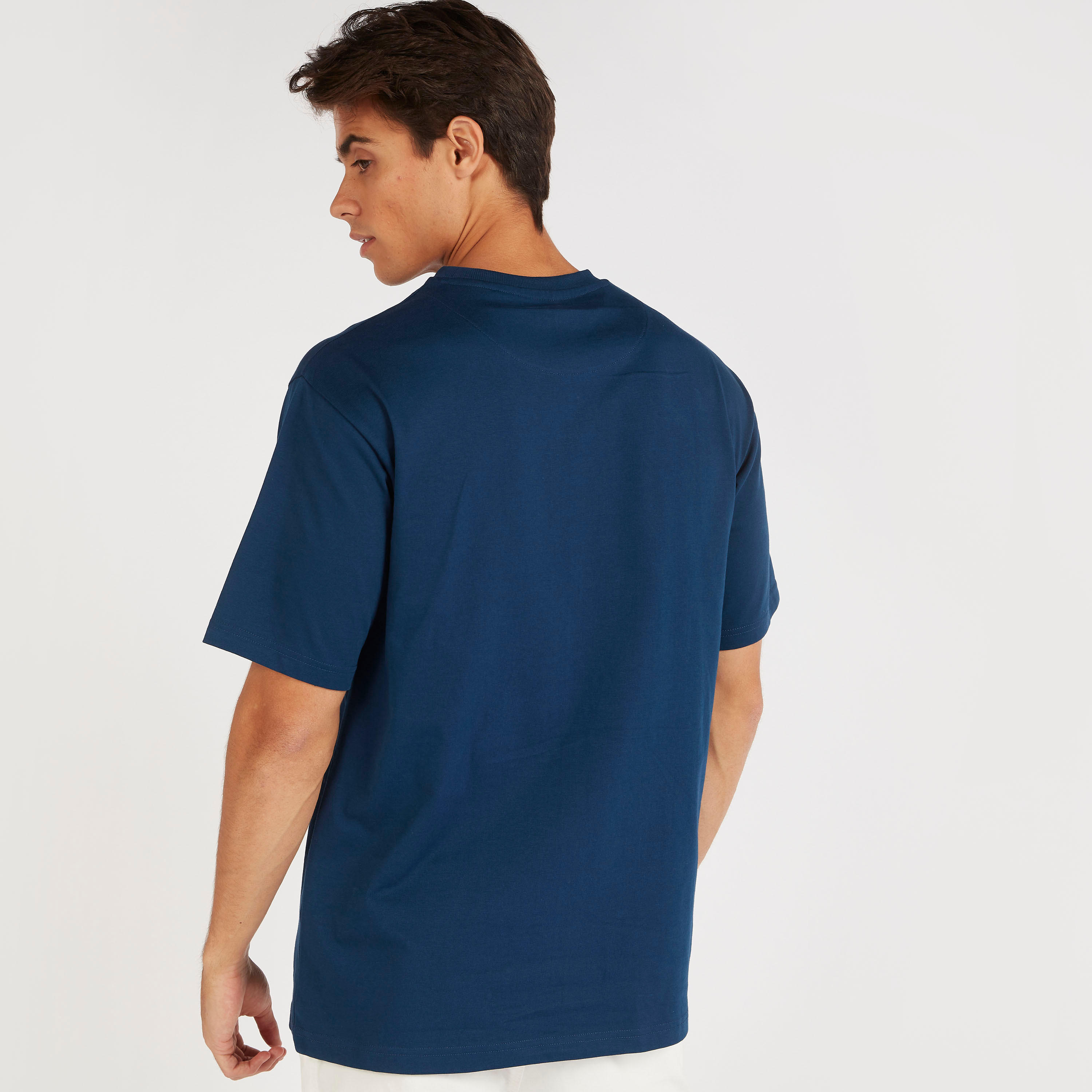 تيشيرت بوكسي مقلّم بياقة ضيّقة وأكمام قصيرة وطبعات-men-clothing-tshirtsandpolos-tshirts-image-4