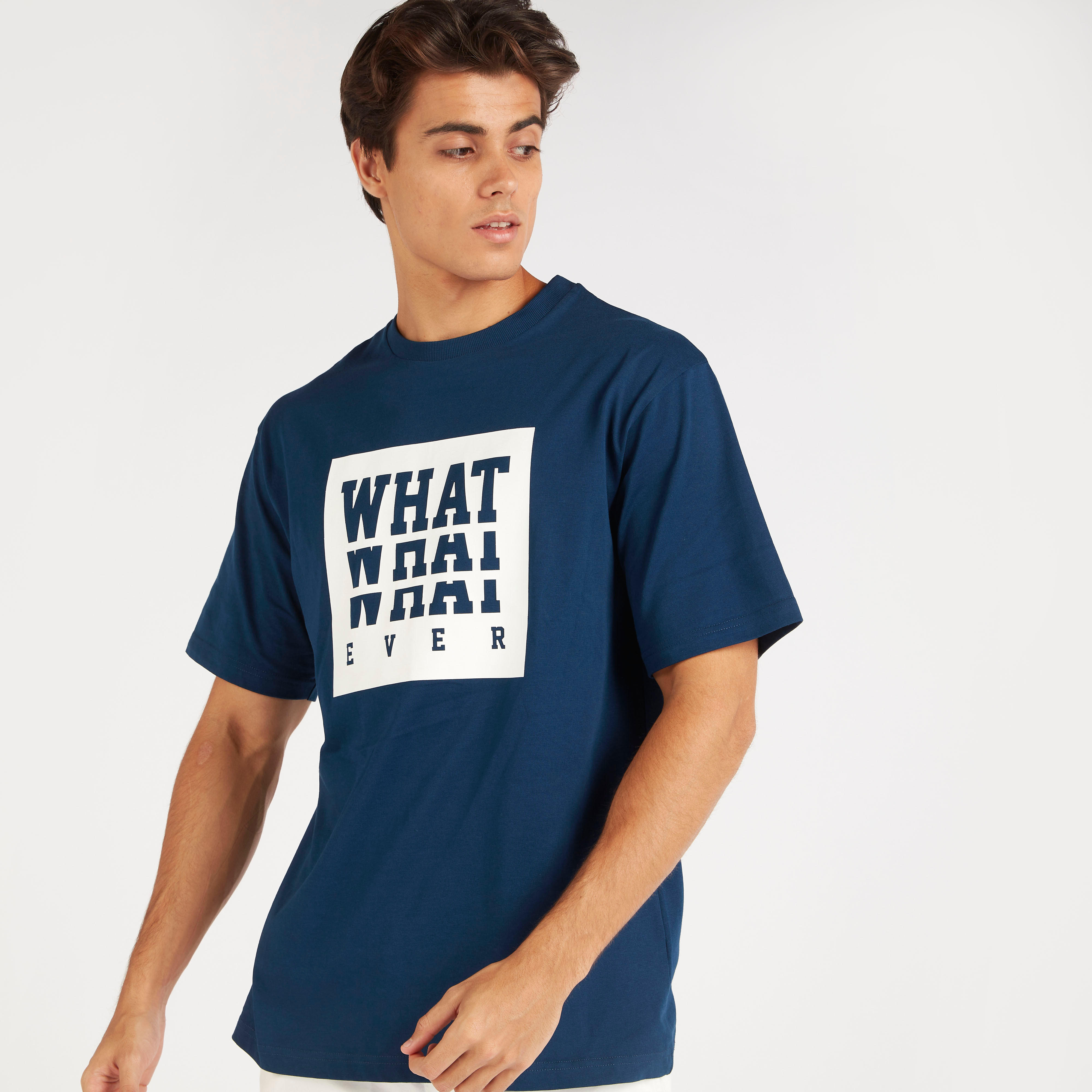 تيشيرت بوكسي مقلّم بياقة ضيّقة وأكمام قصيرة وطبعات-men-clothing-tshirtsandpolos-tshirts-image-5
