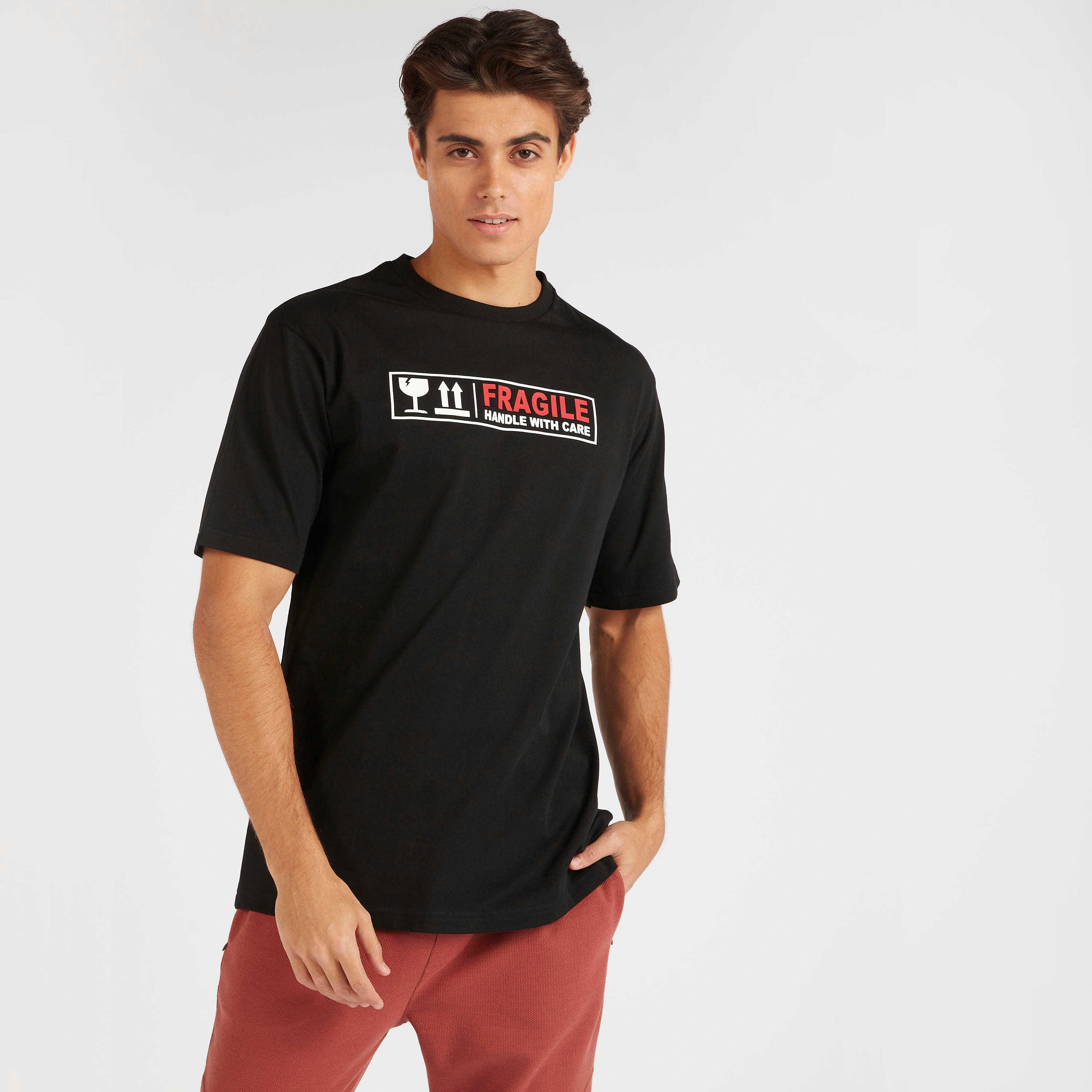تيشيرت بقصة بوكسي وياقة ضيقة وأكمام قصيرة وطبعات-men-clothing-tshirtsandpolos-tshirts-image-1