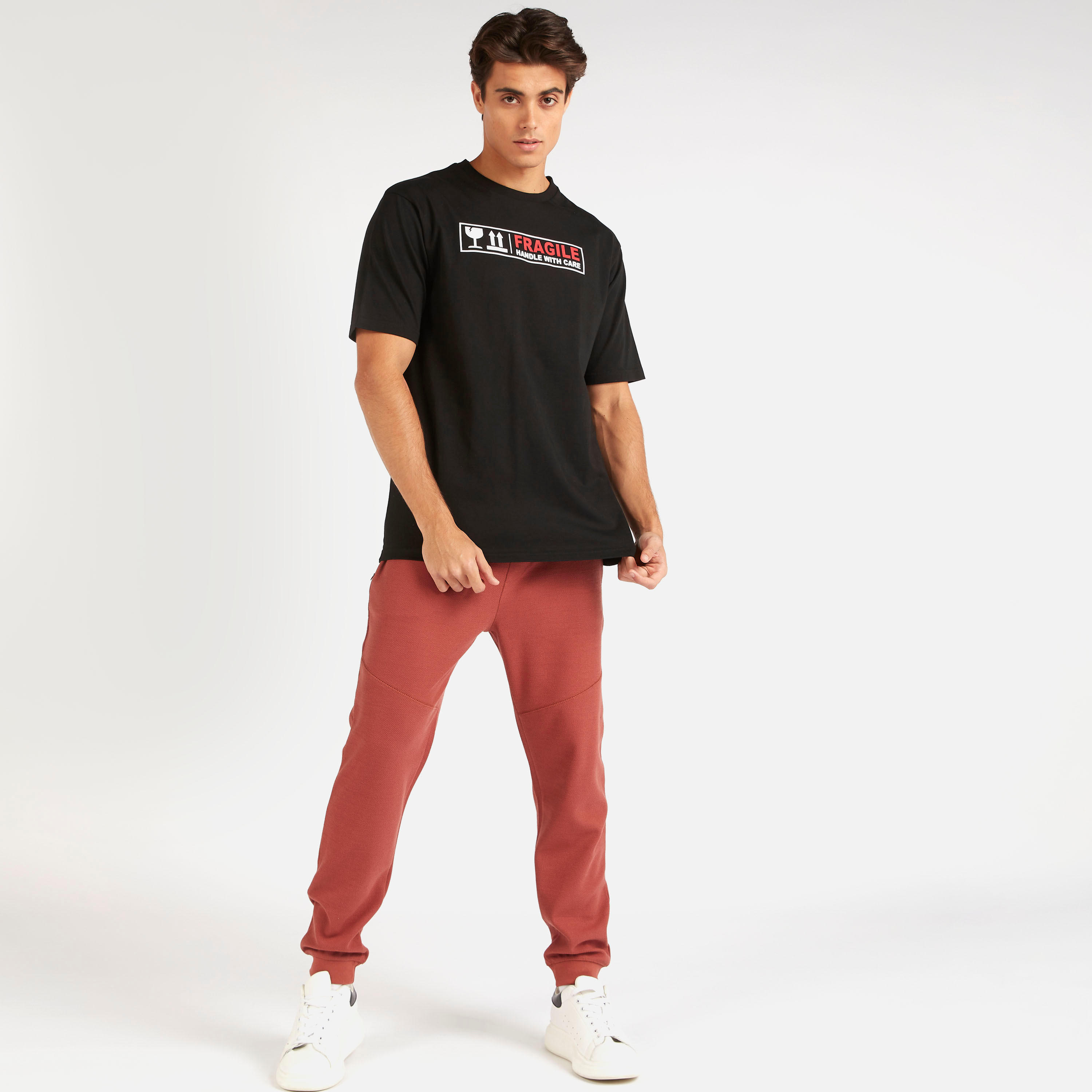 تيشيرت بقصة بوكسي وياقة ضيقة وأكمام قصيرة وطبعات-men-clothing-tshirtsandpolos-tshirts-image-2