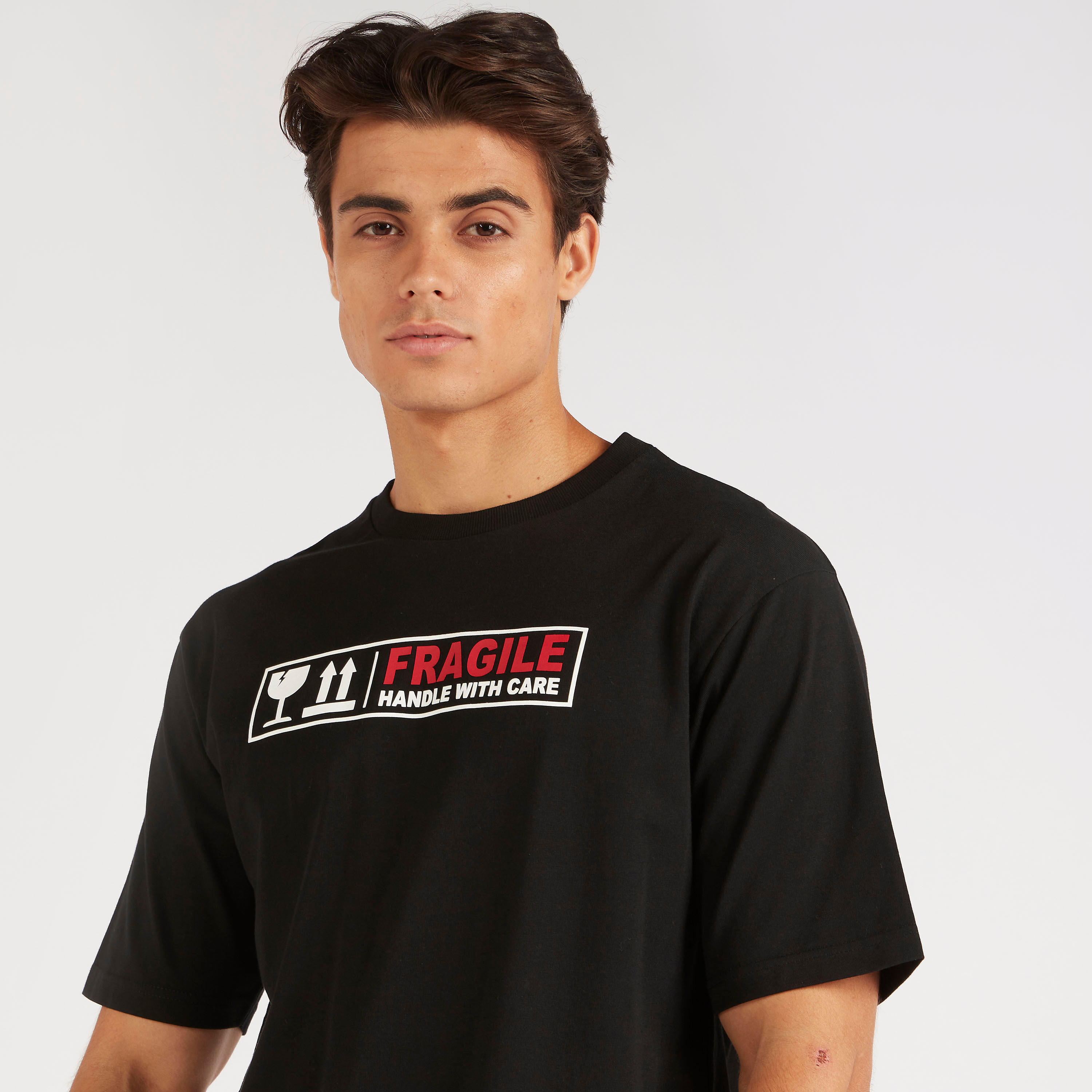 تيشيرت بقصة بوكسي وياقة ضيقة وأكمام قصيرة وطبعات-men-clothing-tshirtsandpolos-tshirts-image-3