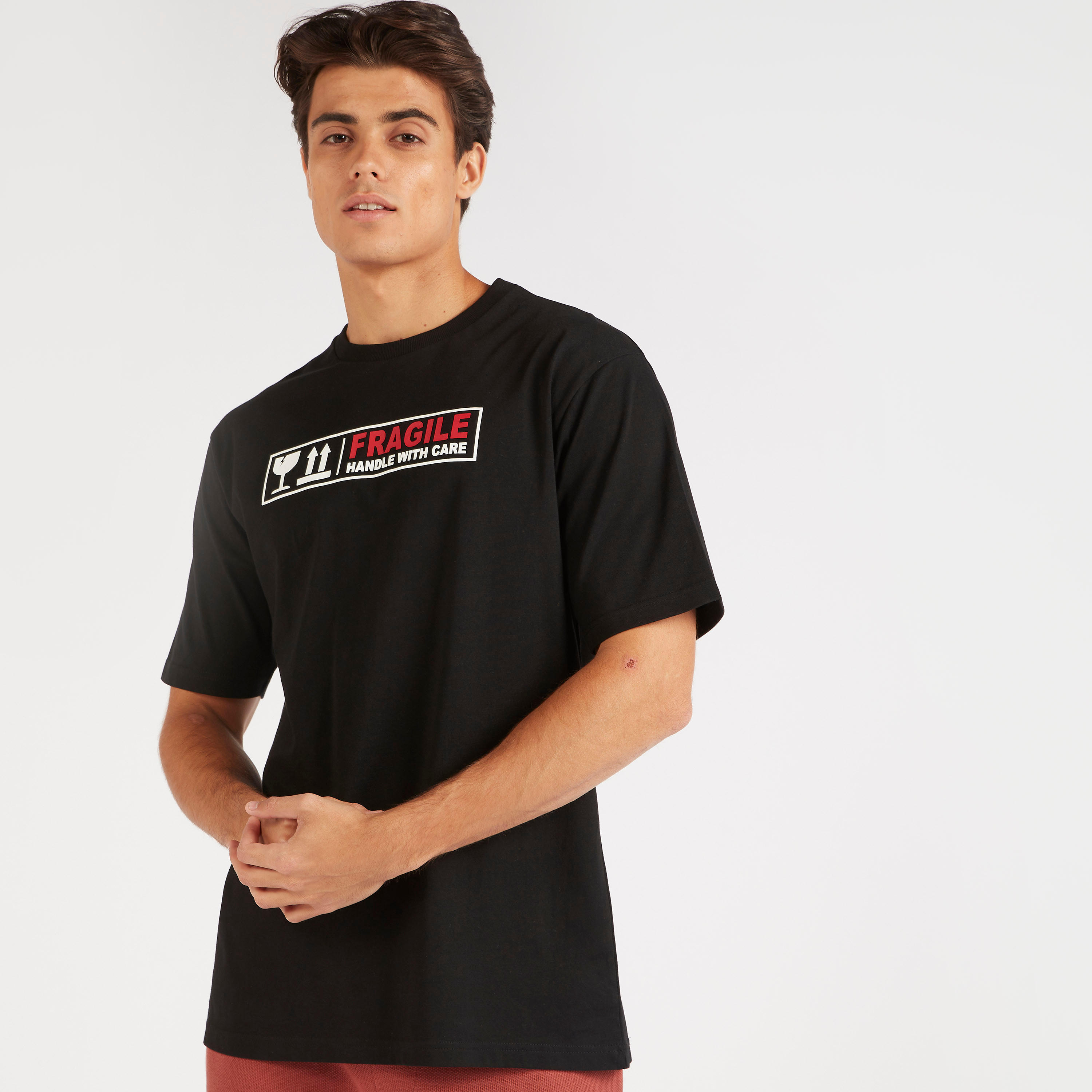 تيشيرت بقصة بوكسي وياقة ضيقة وأكمام قصيرة وطبعات-men-clothing-tshirtsandpolos-tshirts-image-5