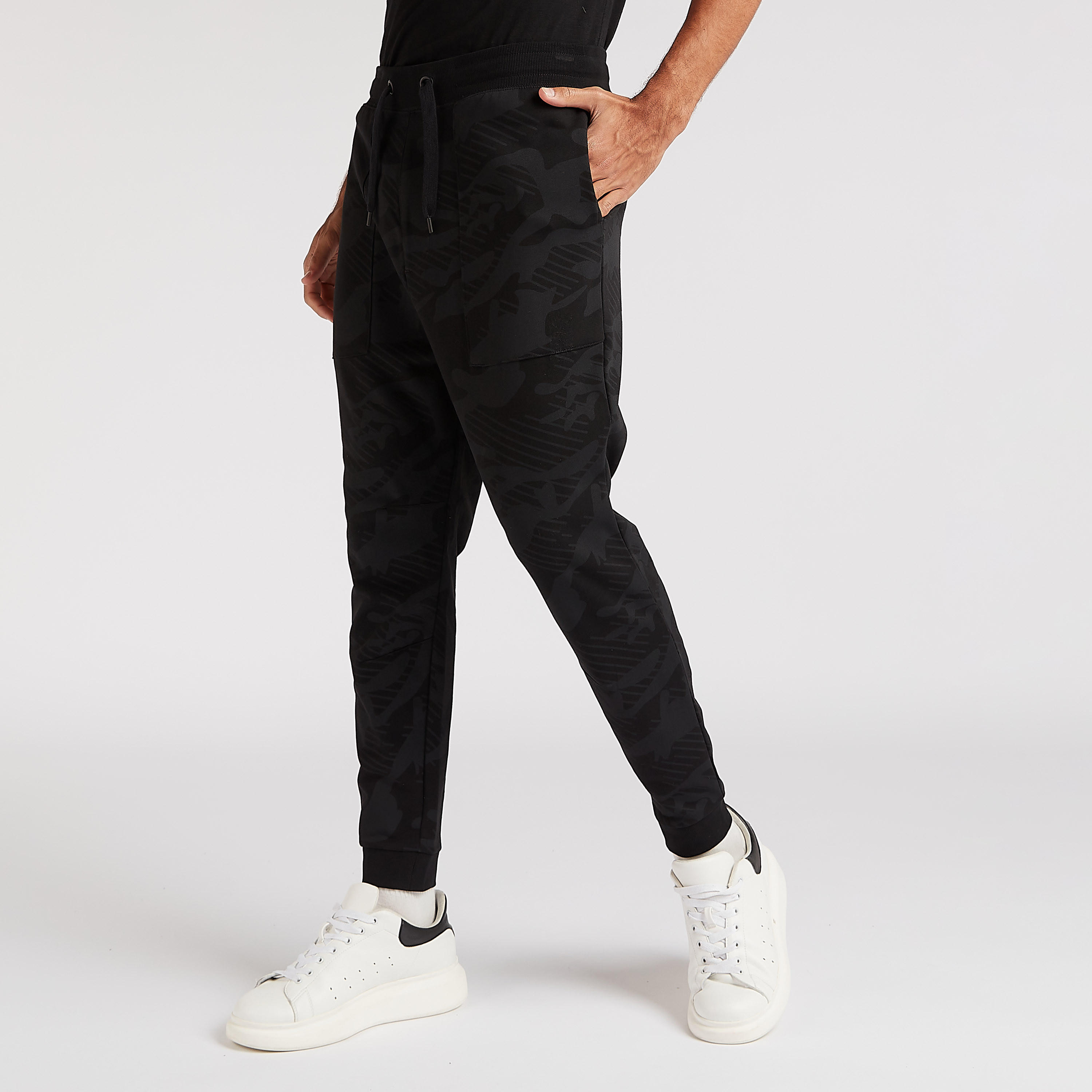 بنطلون رياضي بطبعات مموّهة ورباط إغلاق-men-clothing-bottoms-joggers-image-1