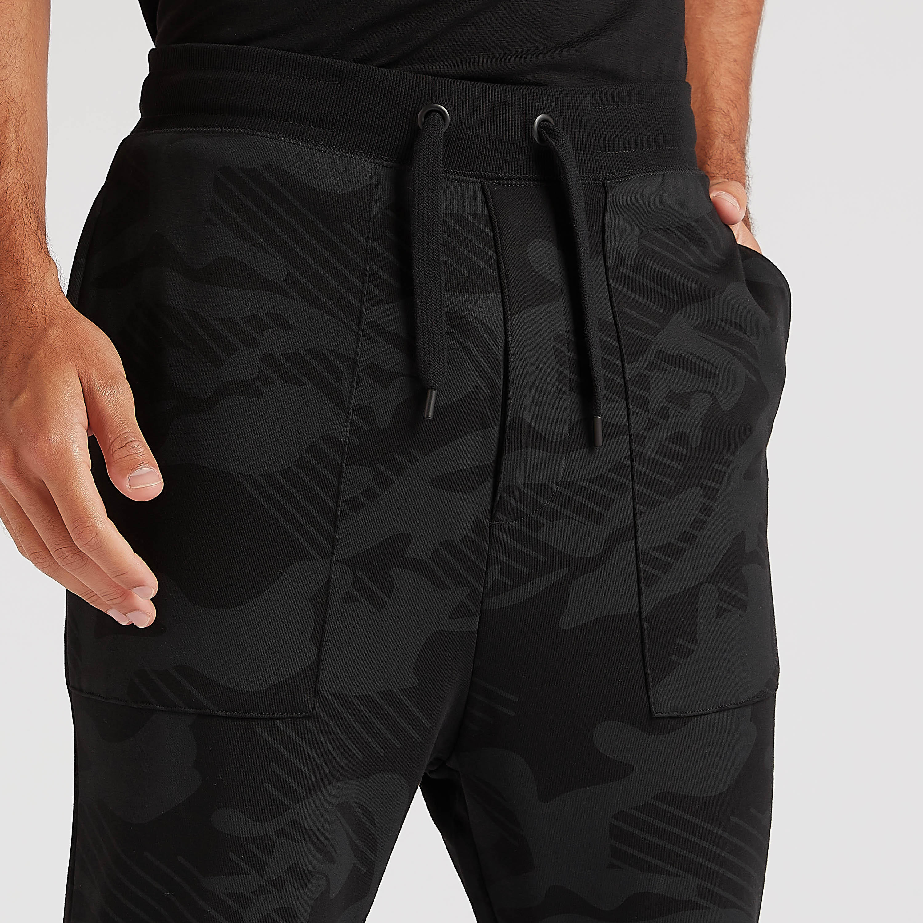 بنطلون رياضي بطبعات مموّهة ورباط إغلاق-men-clothing-bottoms-joggers-image-3