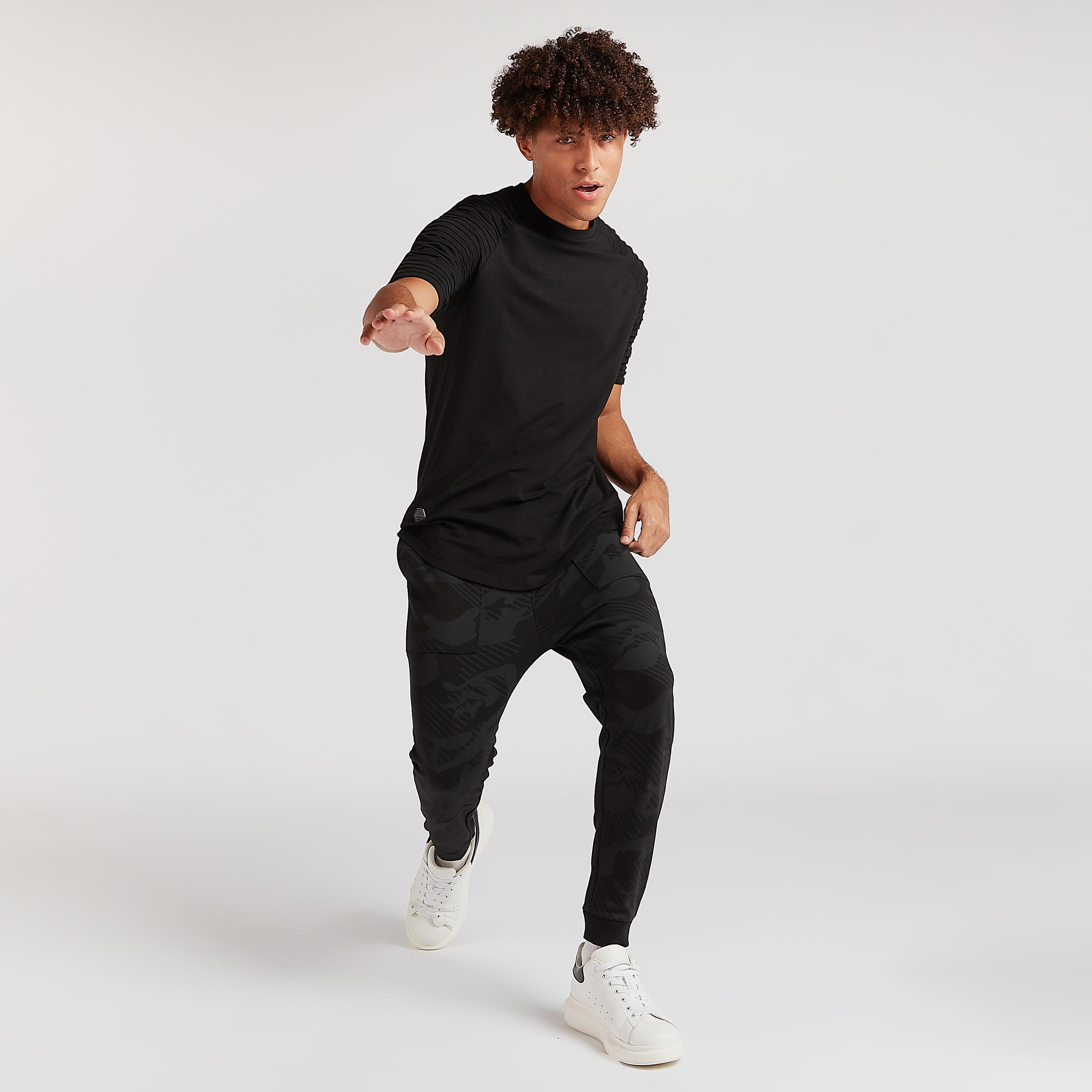 بنطلون رياضي بطبعات مموّهة ورباط إغلاق-men-clothing-bottoms-joggers-image-5