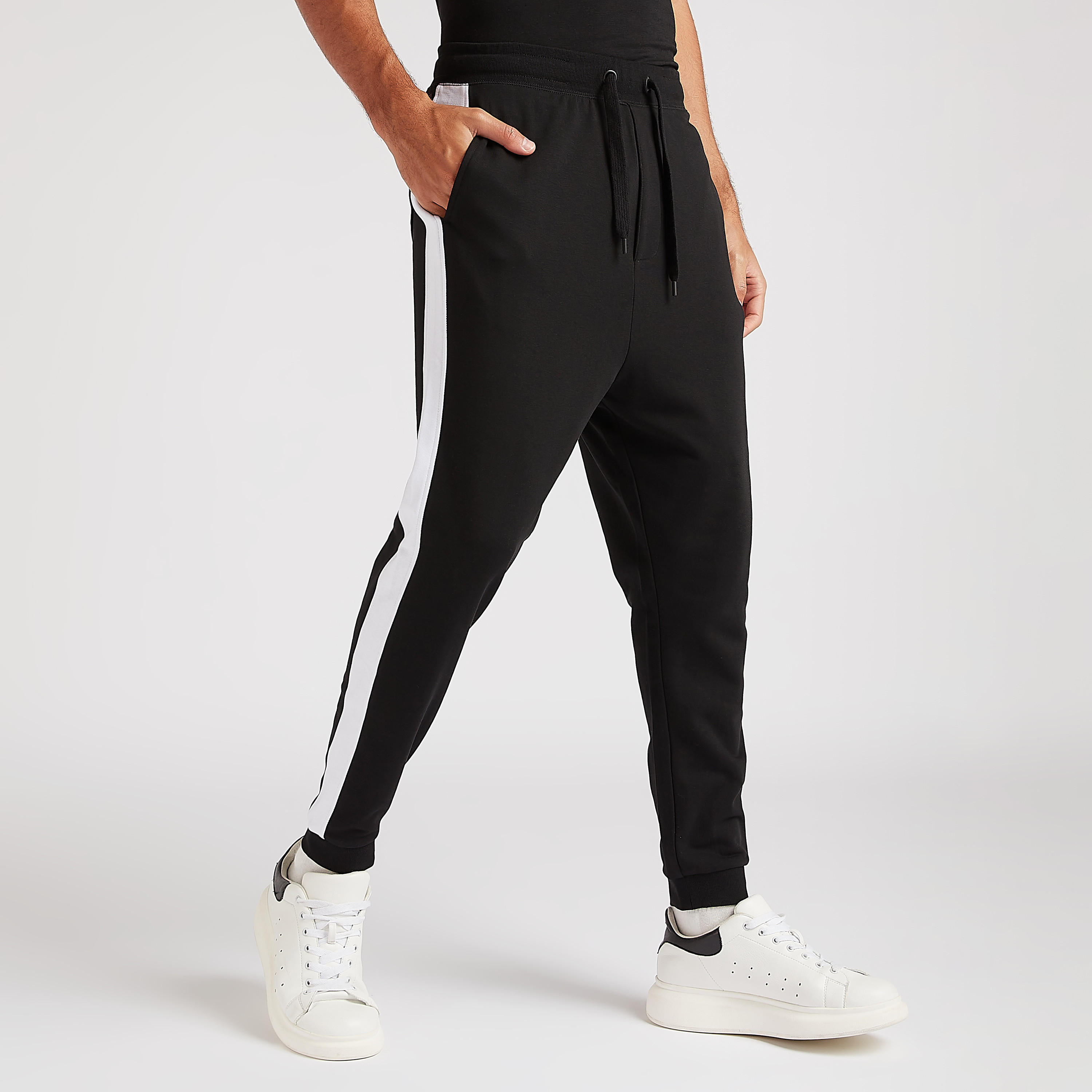 بنطلون رياضي مقلّم بخصر مطّاطي برباط-men-clothing-bottoms-joggers-image-4