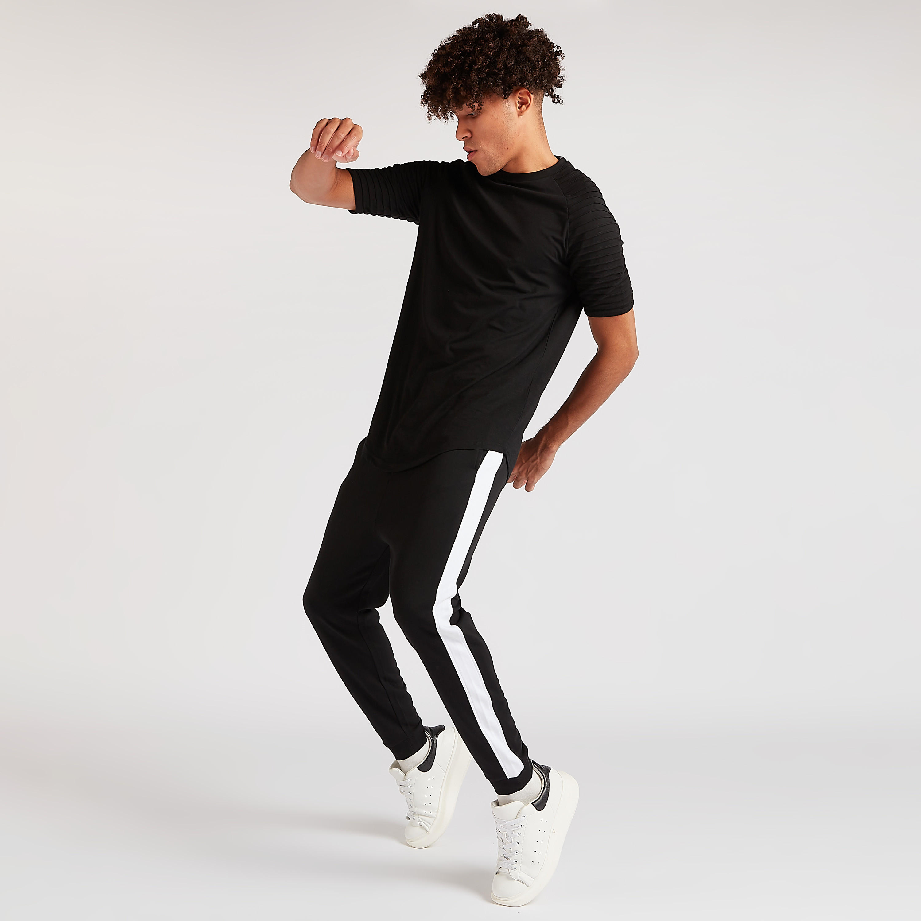 بنطلون رياضي مقلّم بخصر مطّاطي برباط-men-clothing-bottoms-joggers-image-3