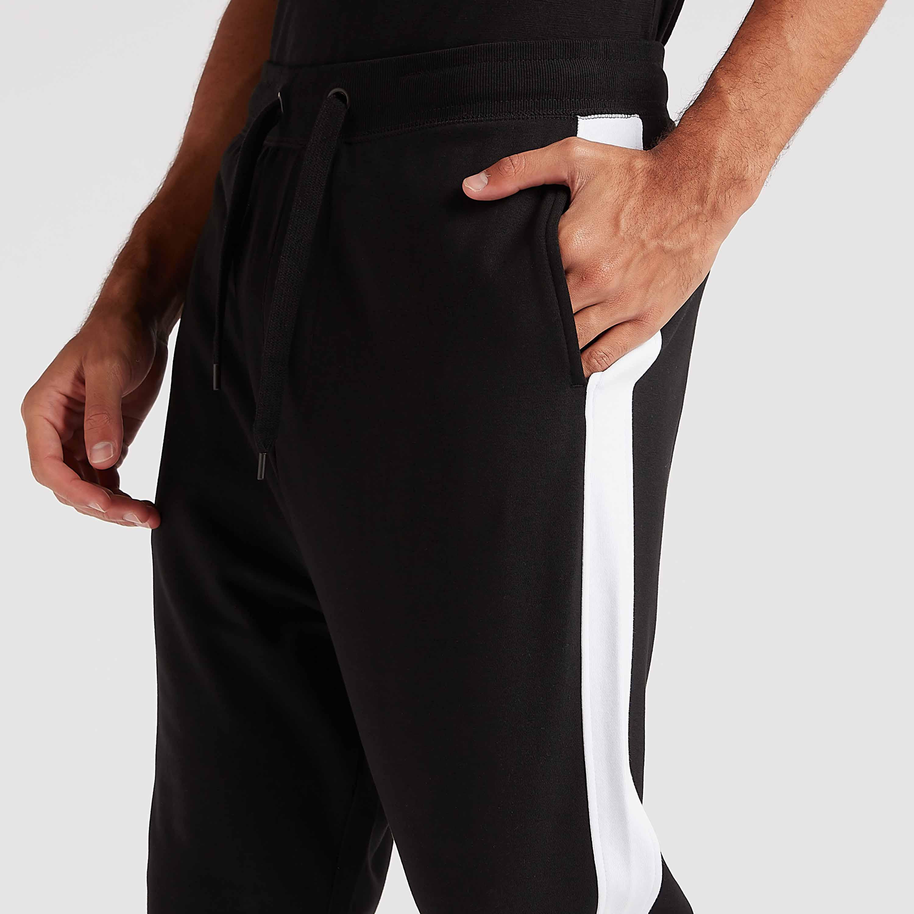 بنطلون رياضي مقلّم بخصر مطّاطي برباط-men-clothing-bottoms-joggers-image-2