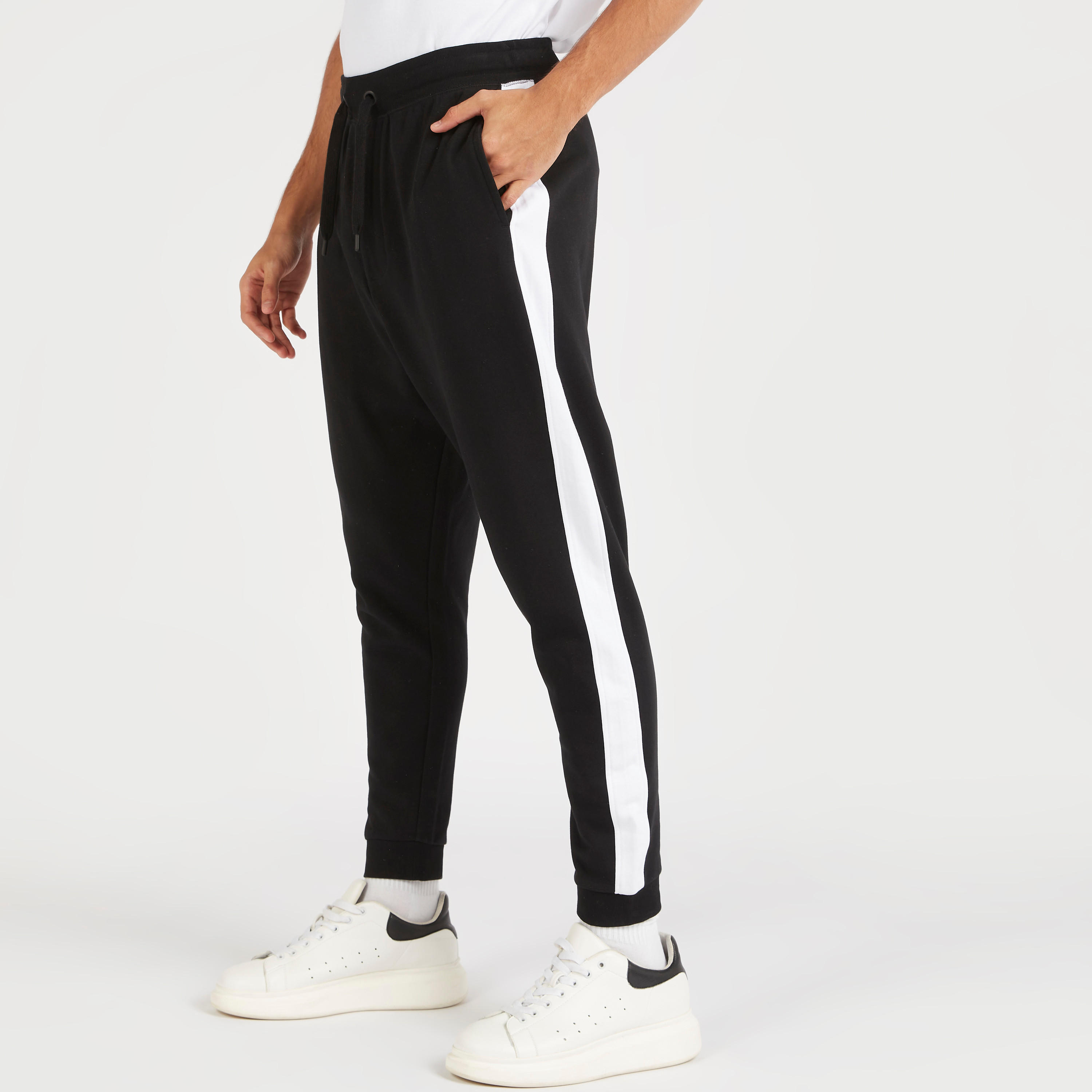 بنطلون رياضي مقلّم بخصر مطّاطي برباط-men-clothing-bottoms-joggers-image-1