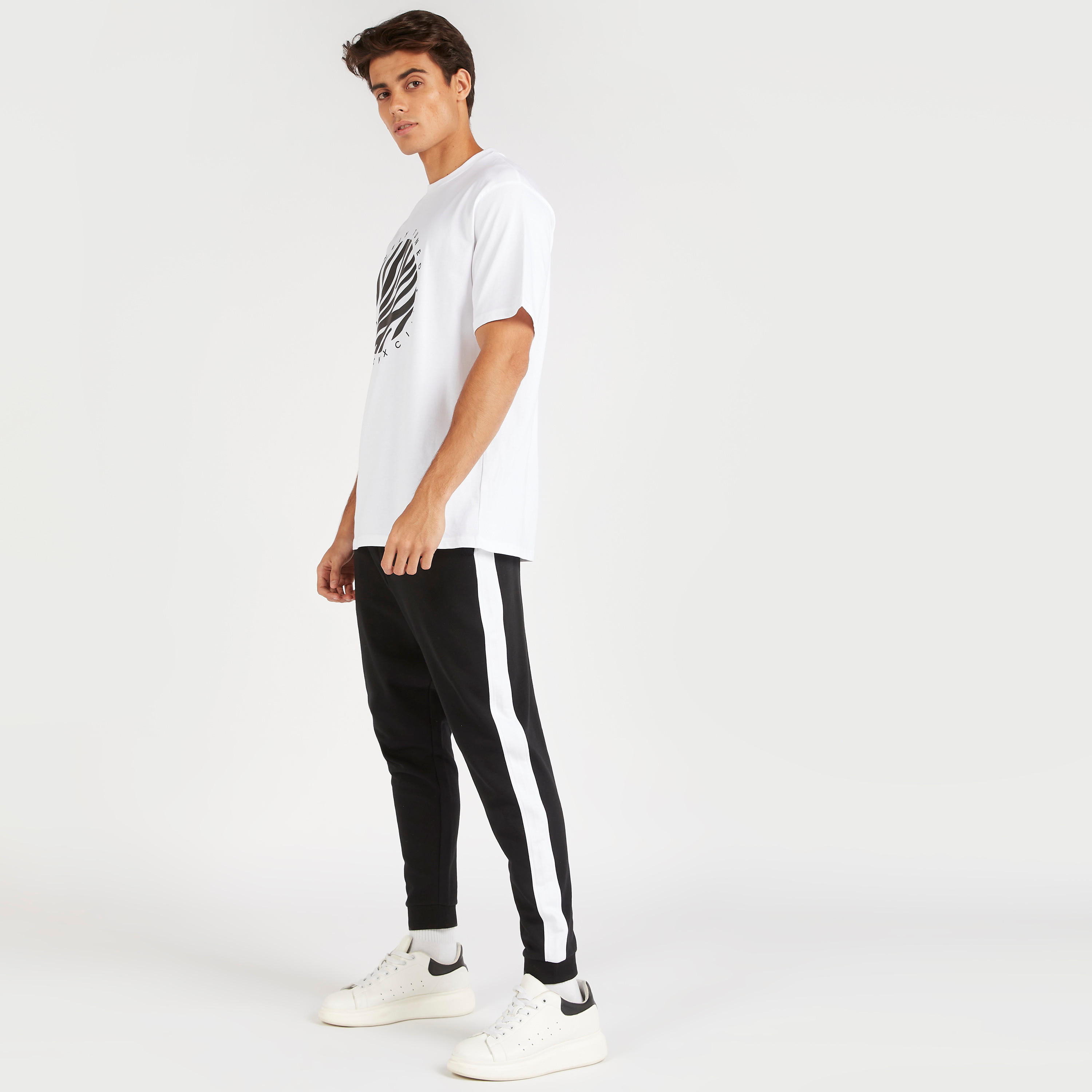بنطلون رياضي مقلّم بخصر مطّاطي برباط-men-clothing-bottoms-joggers-image-2