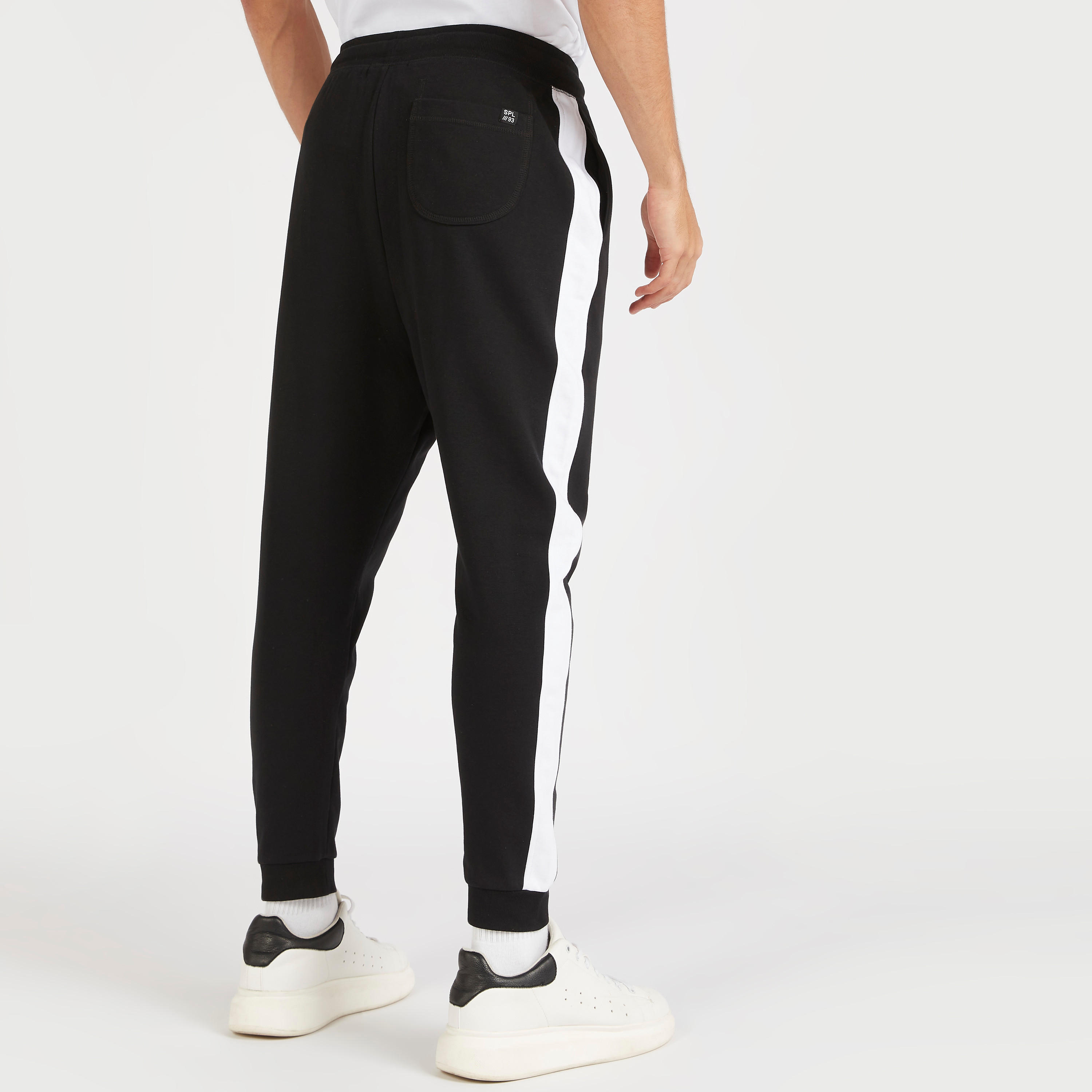 بنطلون رياضي مقلّم بخصر مطّاطي برباط-men-clothing-bottoms-joggers-image-4