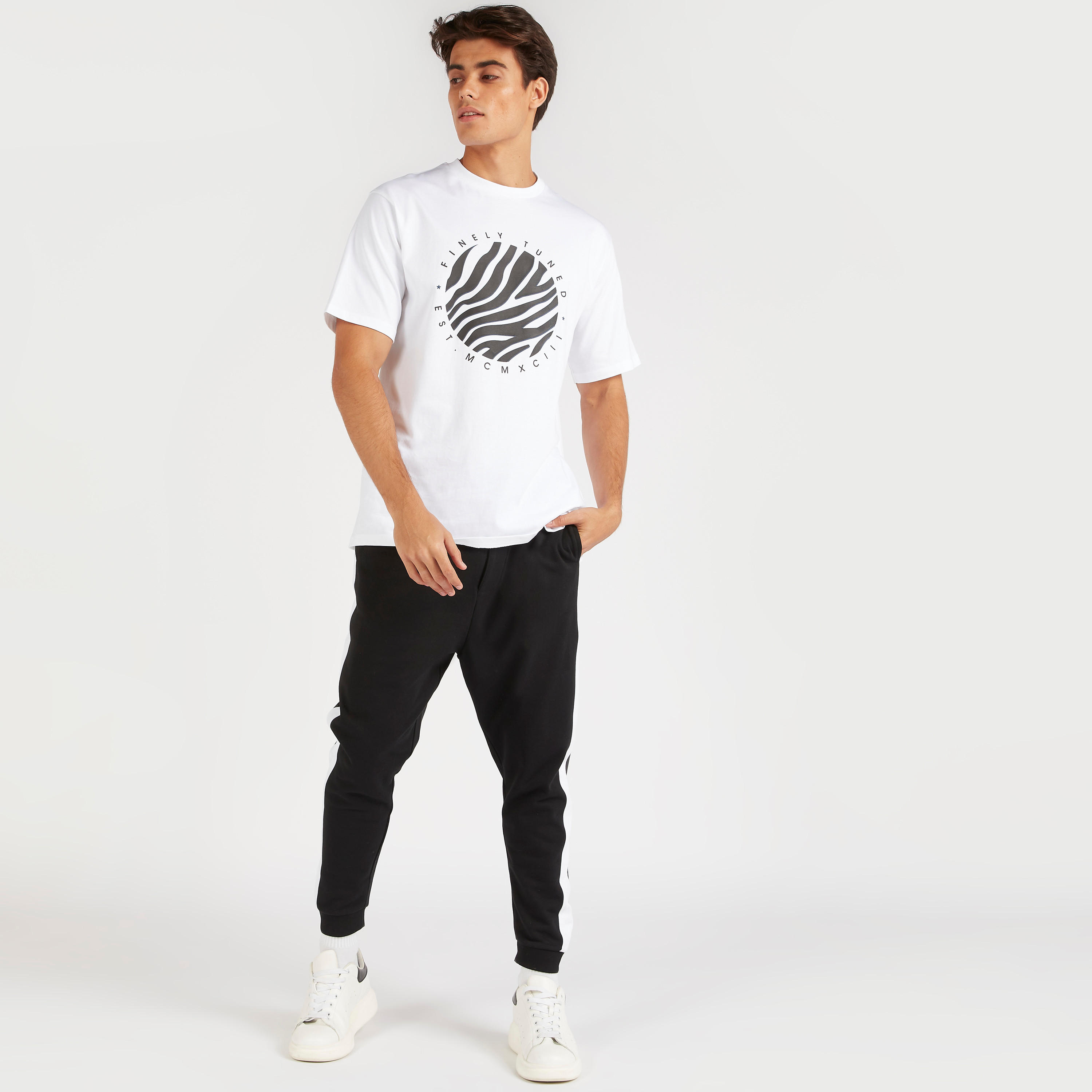بنطلون رياضي مقلّم بخصر مطّاطي برباط-men-clothing-bottoms-joggers-image-5