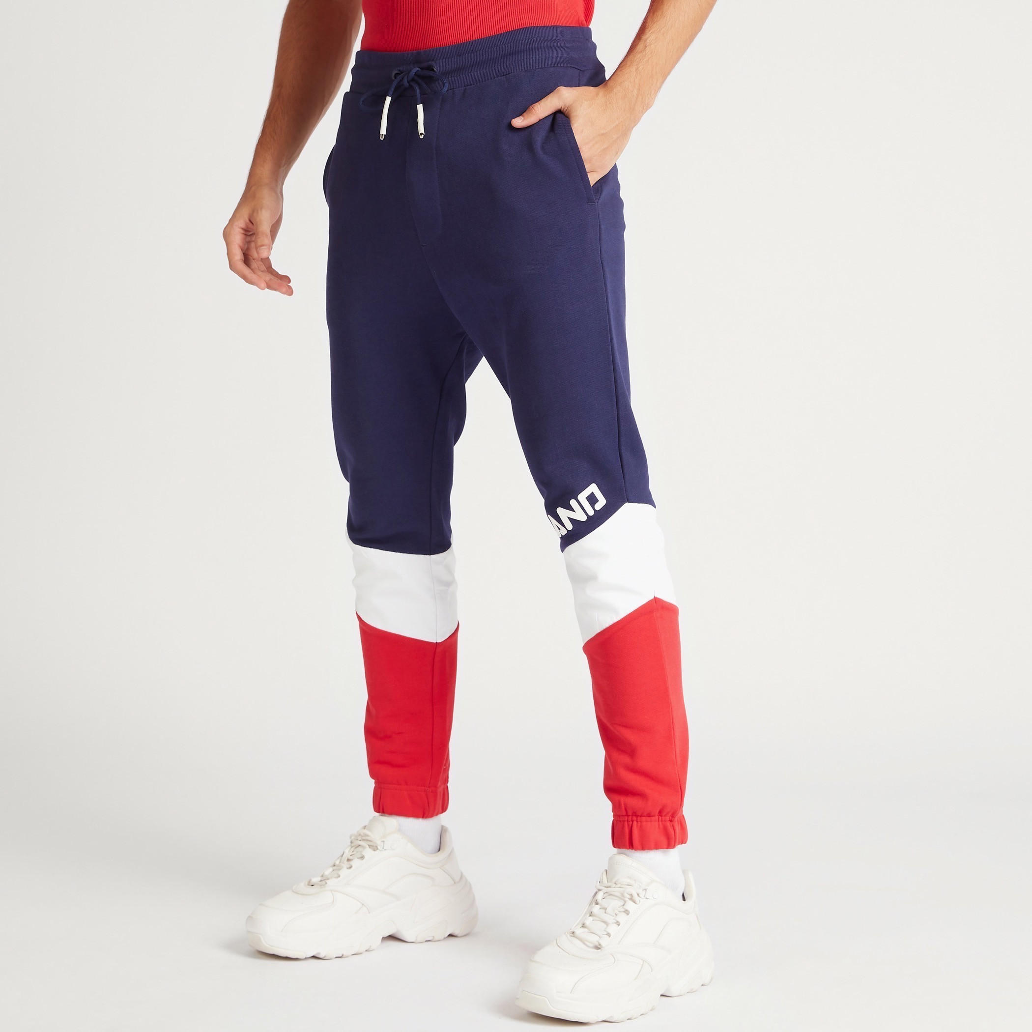 بنطلون رياضي بقصّة مريحة وطبعات وخصر متوسّط الارتفاع وجيوب-men-clothing-bottoms-joggers-image-1