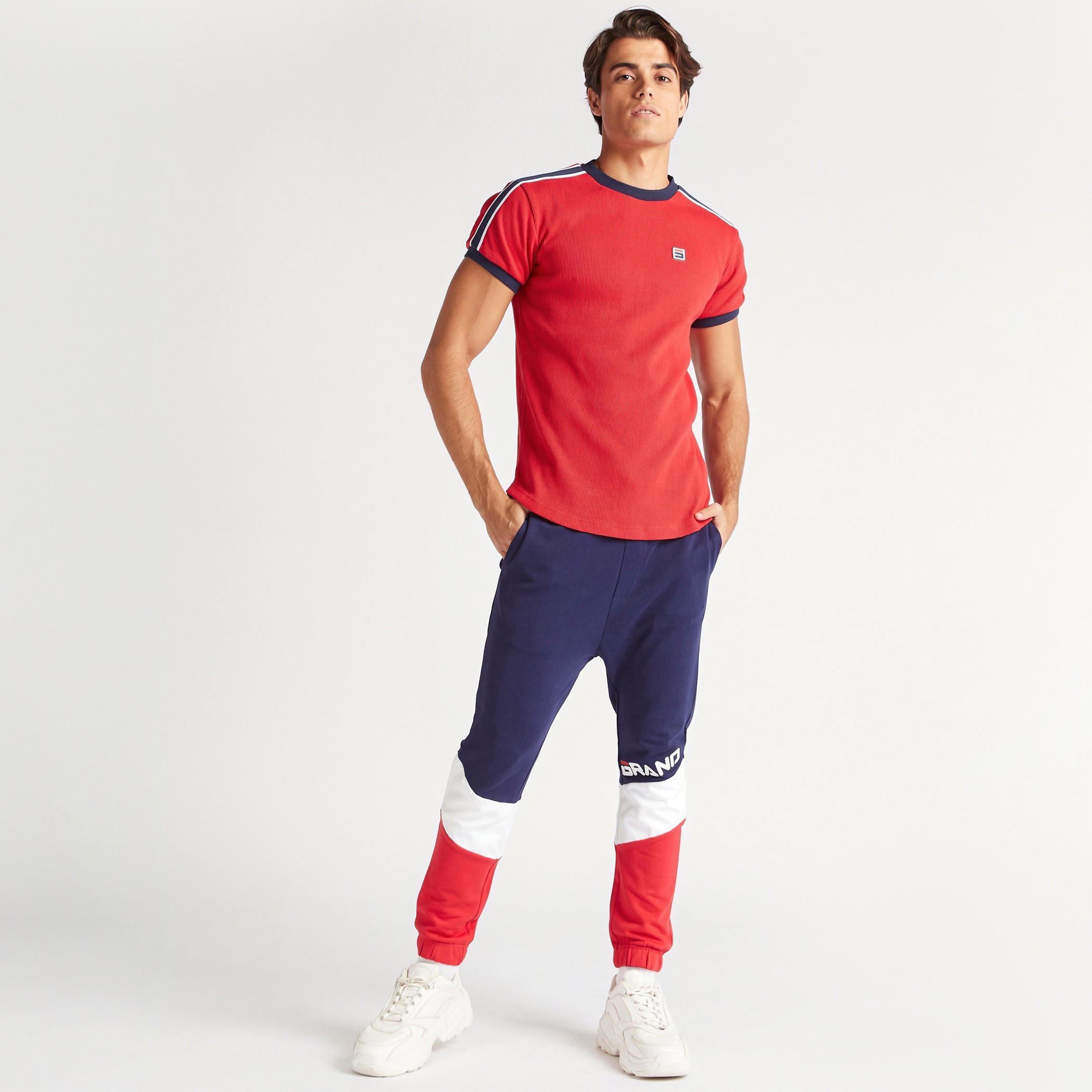 بنطلون رياضي بقصّة مريحة وطبعات وخصر متوسّط الارتفاع وجيوب-men-clothing-bottoms-joggers-image-2