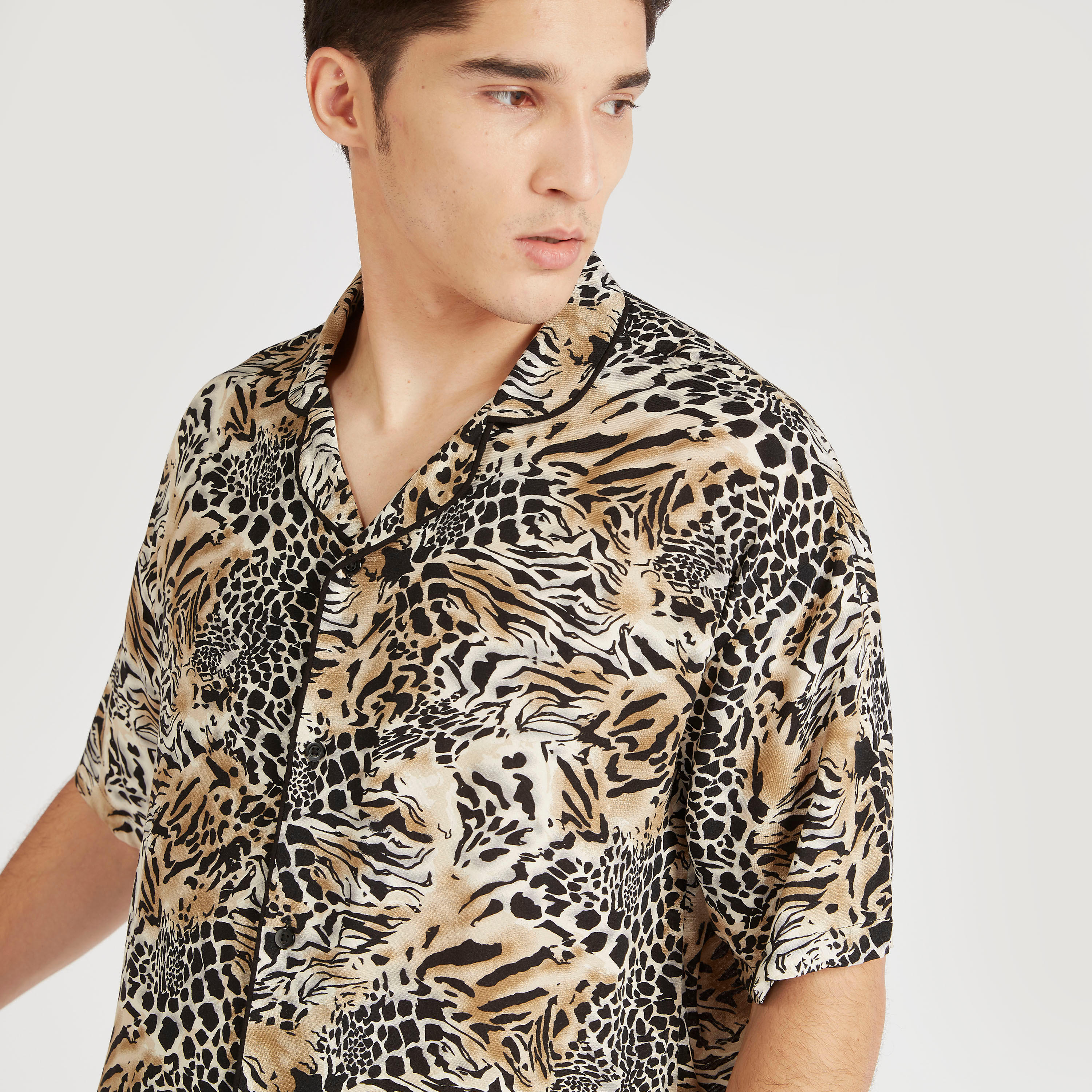 قميص بأكمام طويلة وطبعات حيوانات-men-clothing-shirts-image-6