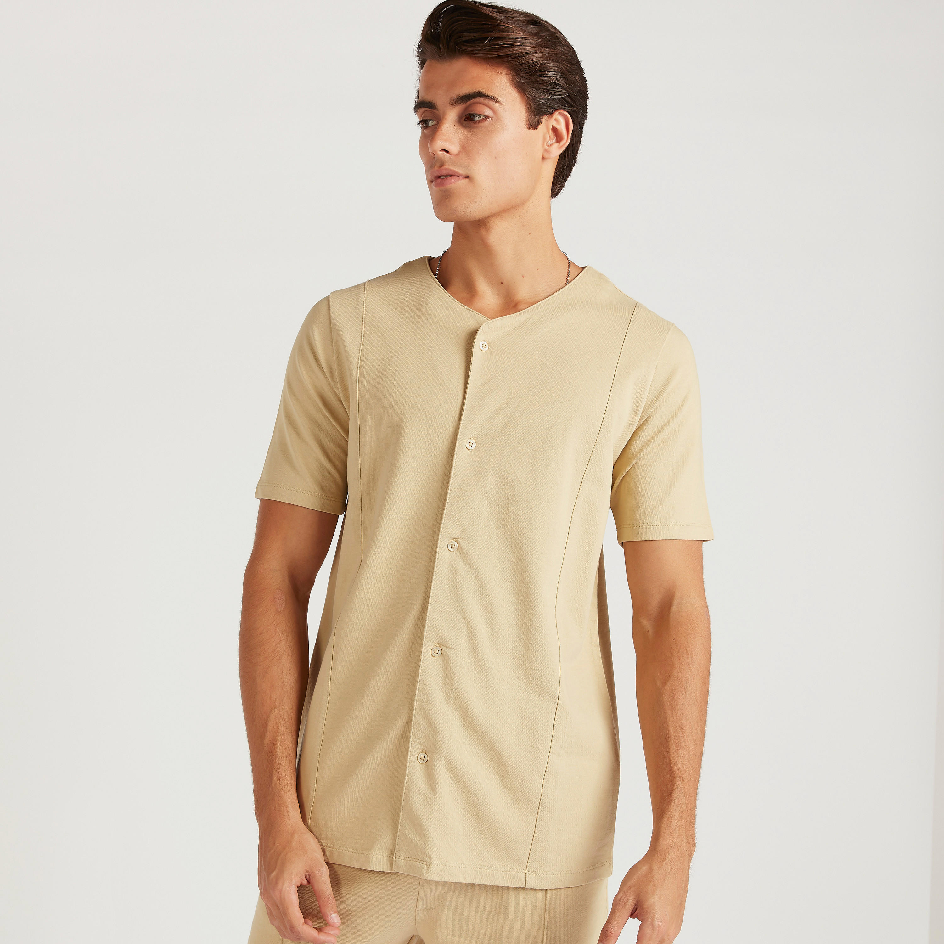 قميص كرة سلّة بياقة V وأكمام قصيرة-men-clothing-shirts-image-1
