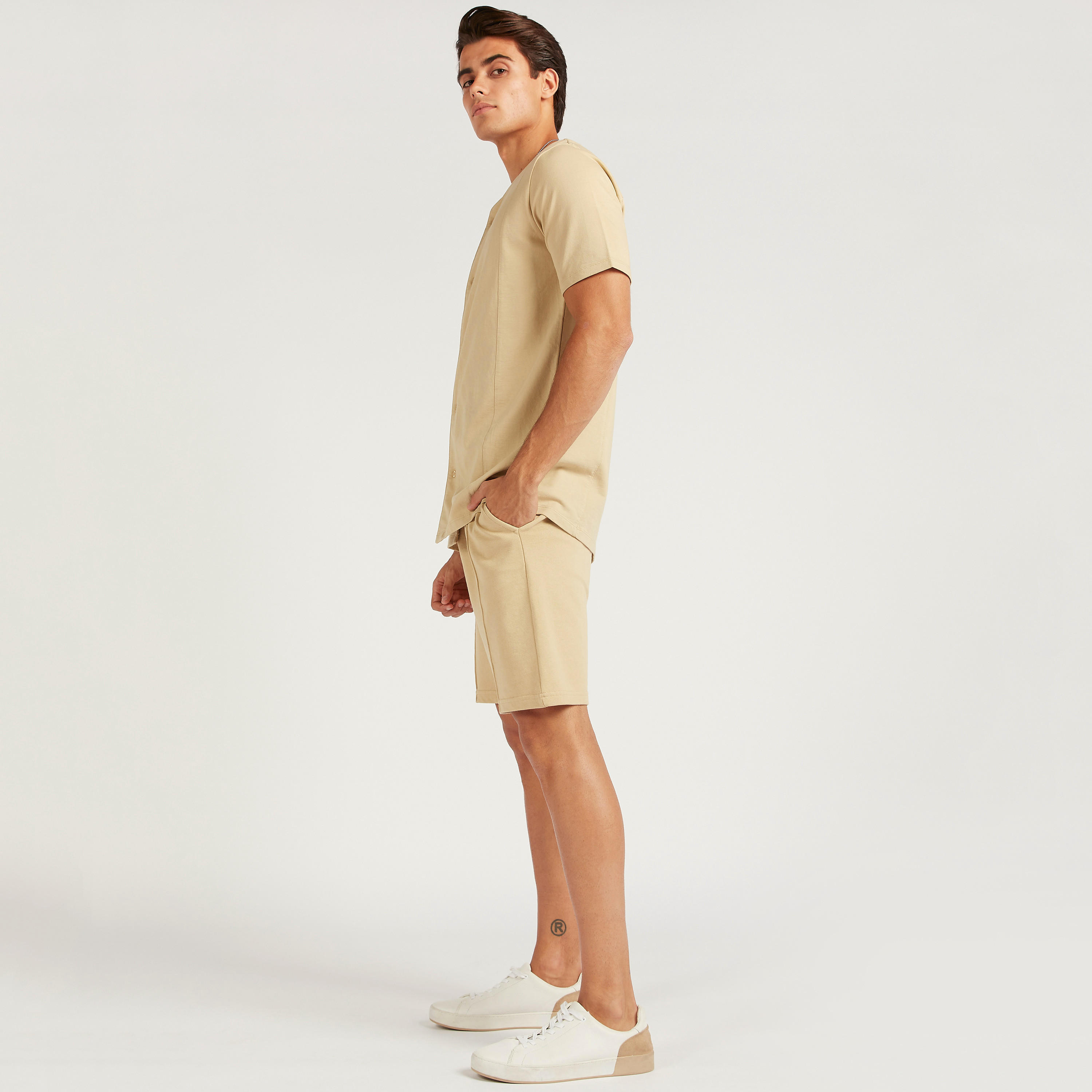 قميص كرة سلّة بياقة V وأكمام قصيرة-men-clothing-shirts-image-2