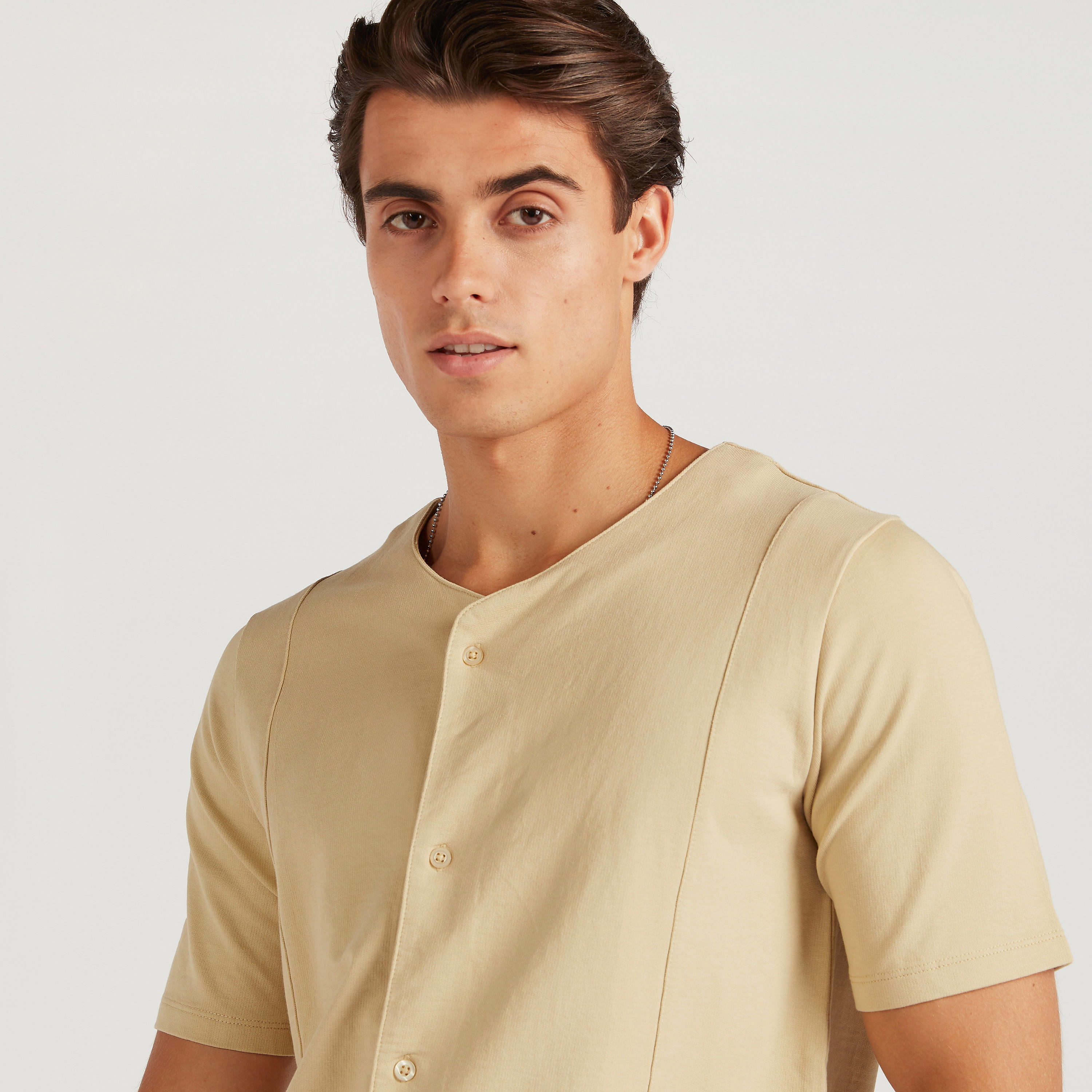 قميص كرة سلّة بياقة V وأكمام قصيرة-men-clothing-shirts-image-3