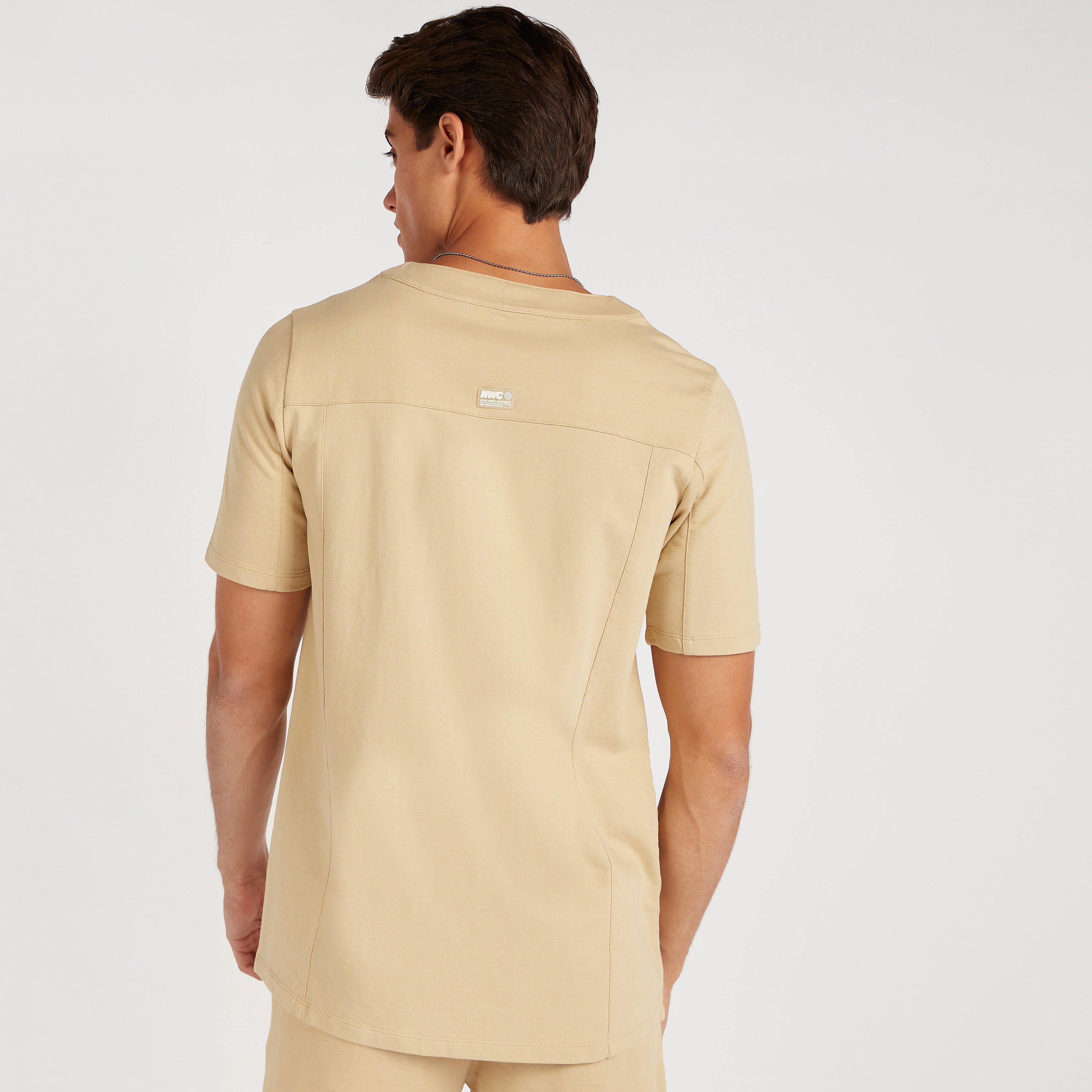 قميص كرة سلّة بياقة V وأكمام قصيرة-men-clothing-shirts-image-4