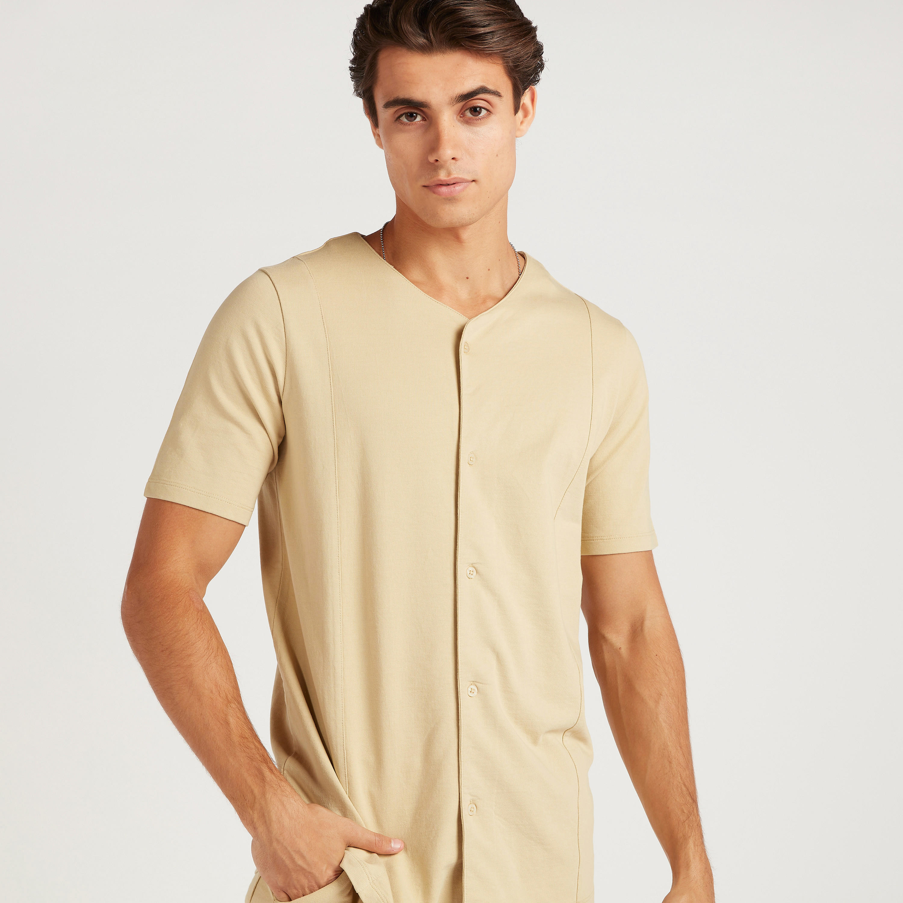 قميص كرة سلّة بياقة V وأكمام قصيرة-men-clothing-shirts-image-5