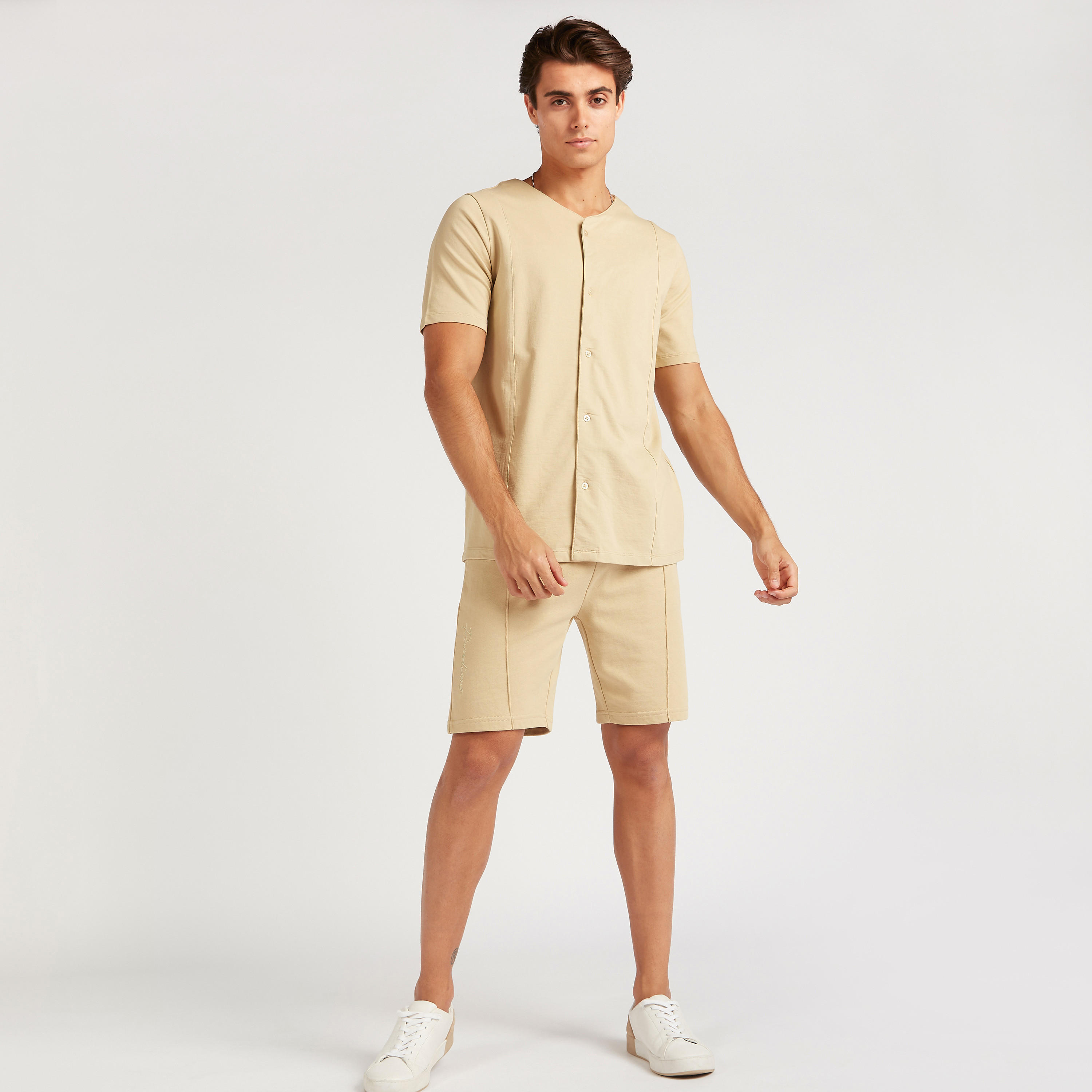 قميص كرة سلّة بياقة V وأكمام قصيرة-men-clothing-shirts-image-7