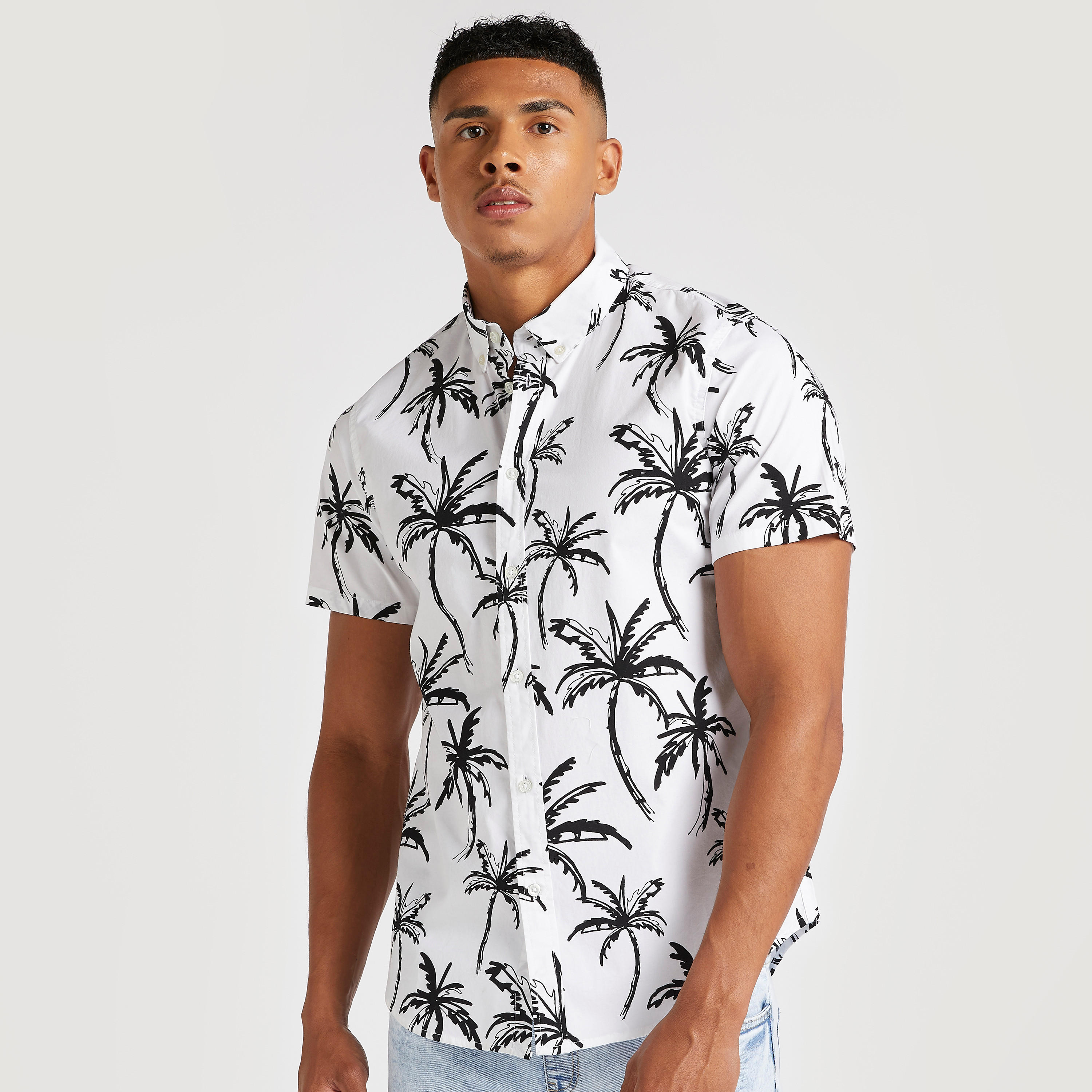 قميص بطبعات استوائيّة وياقة واسعة وأكمام قصيرة-men-clothing-shirts-image-1