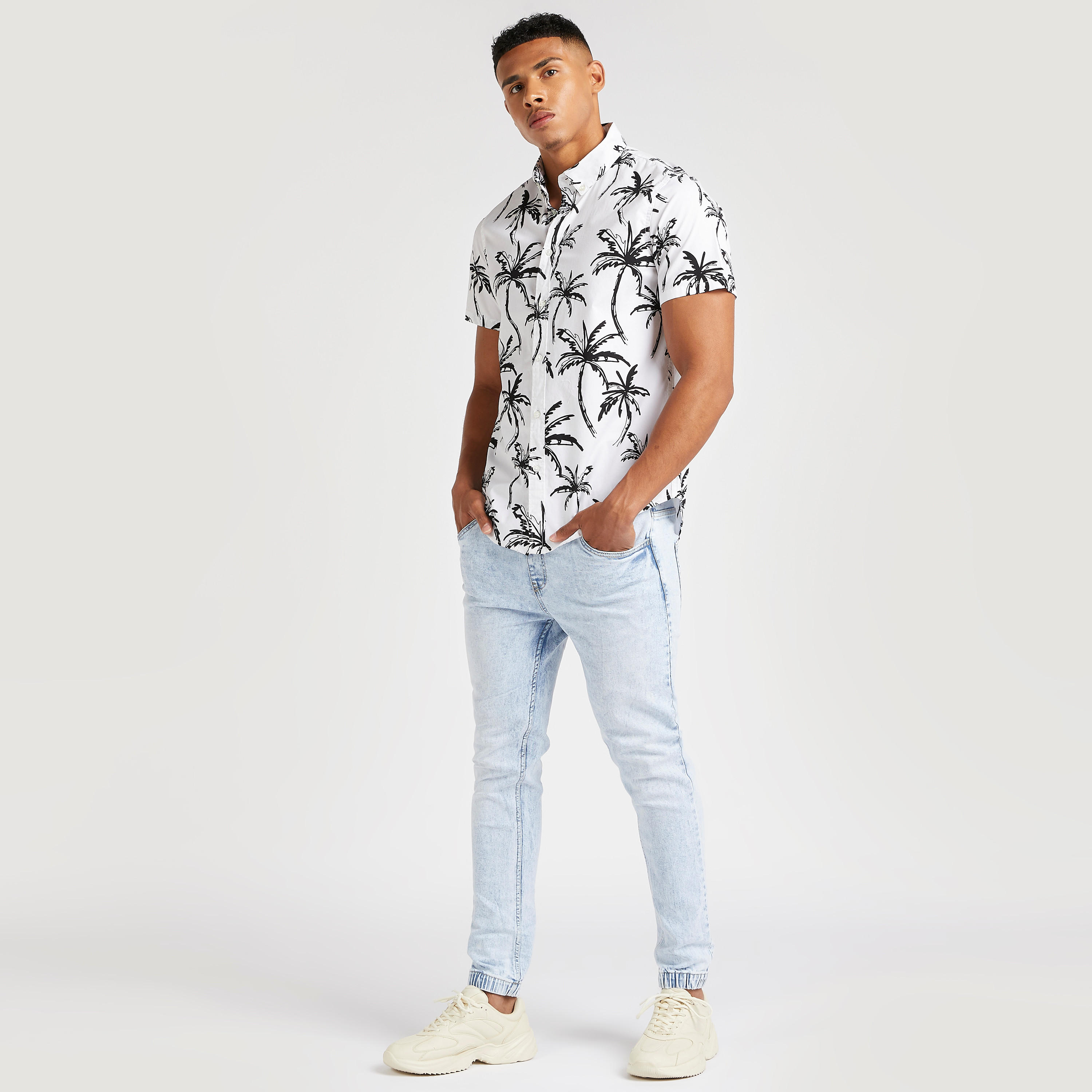 قميص بطبعات استوائيّة وياقة واسعة وأكمام قصيرة-men-clothing-shirts-image-2