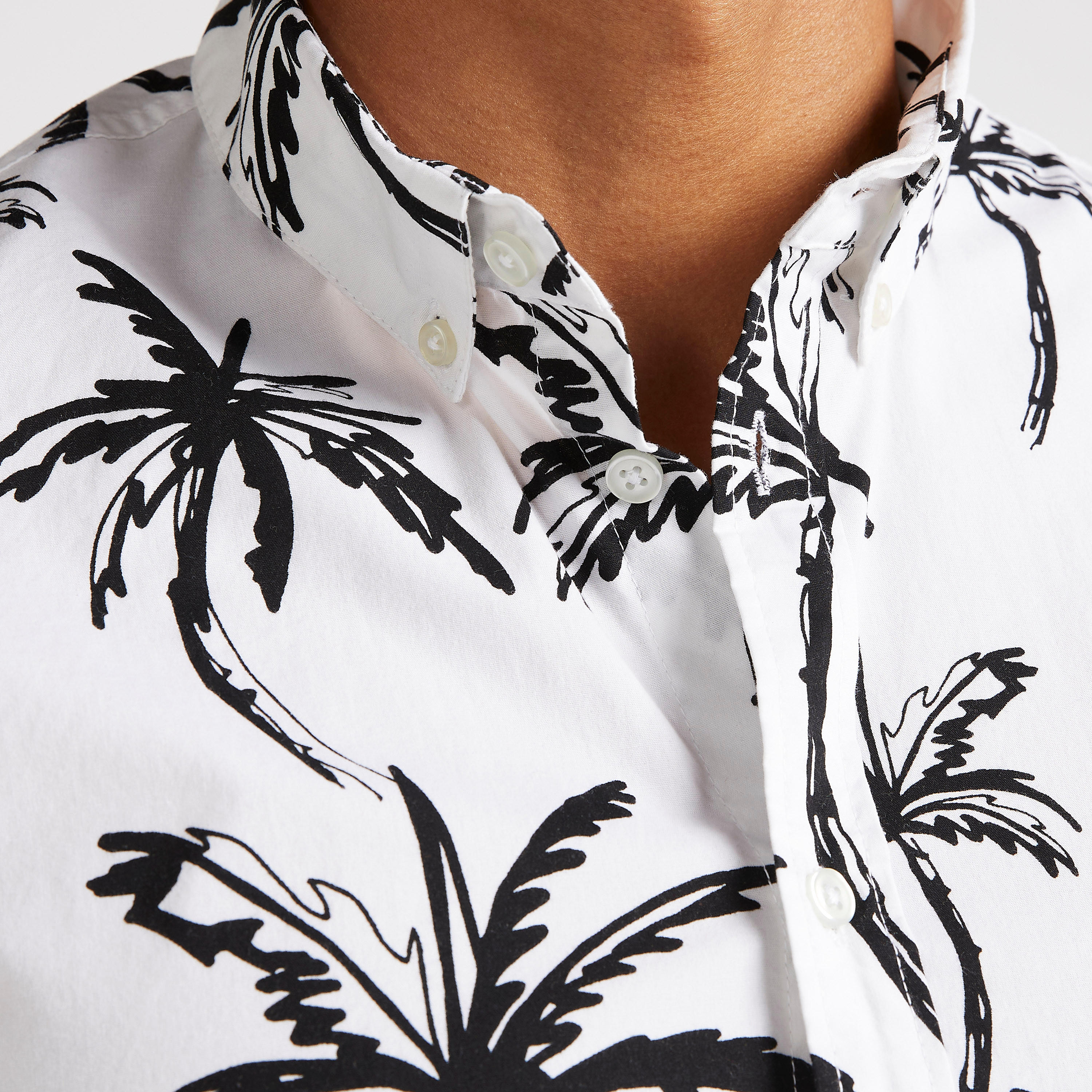قميص بطبعات استوائيّة وياقة واسعة وأكمام قصيرة-men-clothing-shirts-image-3
