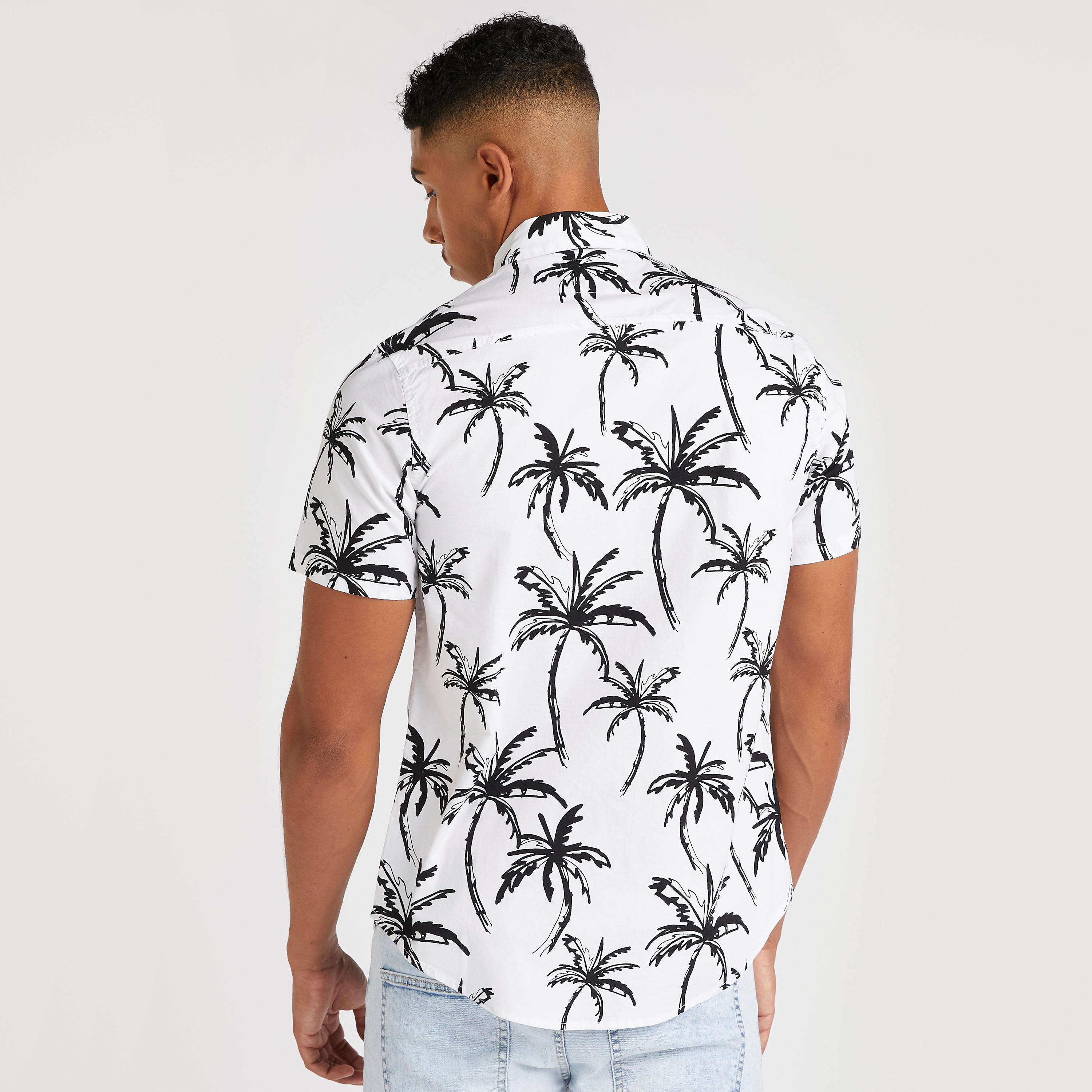قميص بطبعات استوائيّة وياقة واسعة وأكمام قصيرة-men-clothing-shirts-image-4